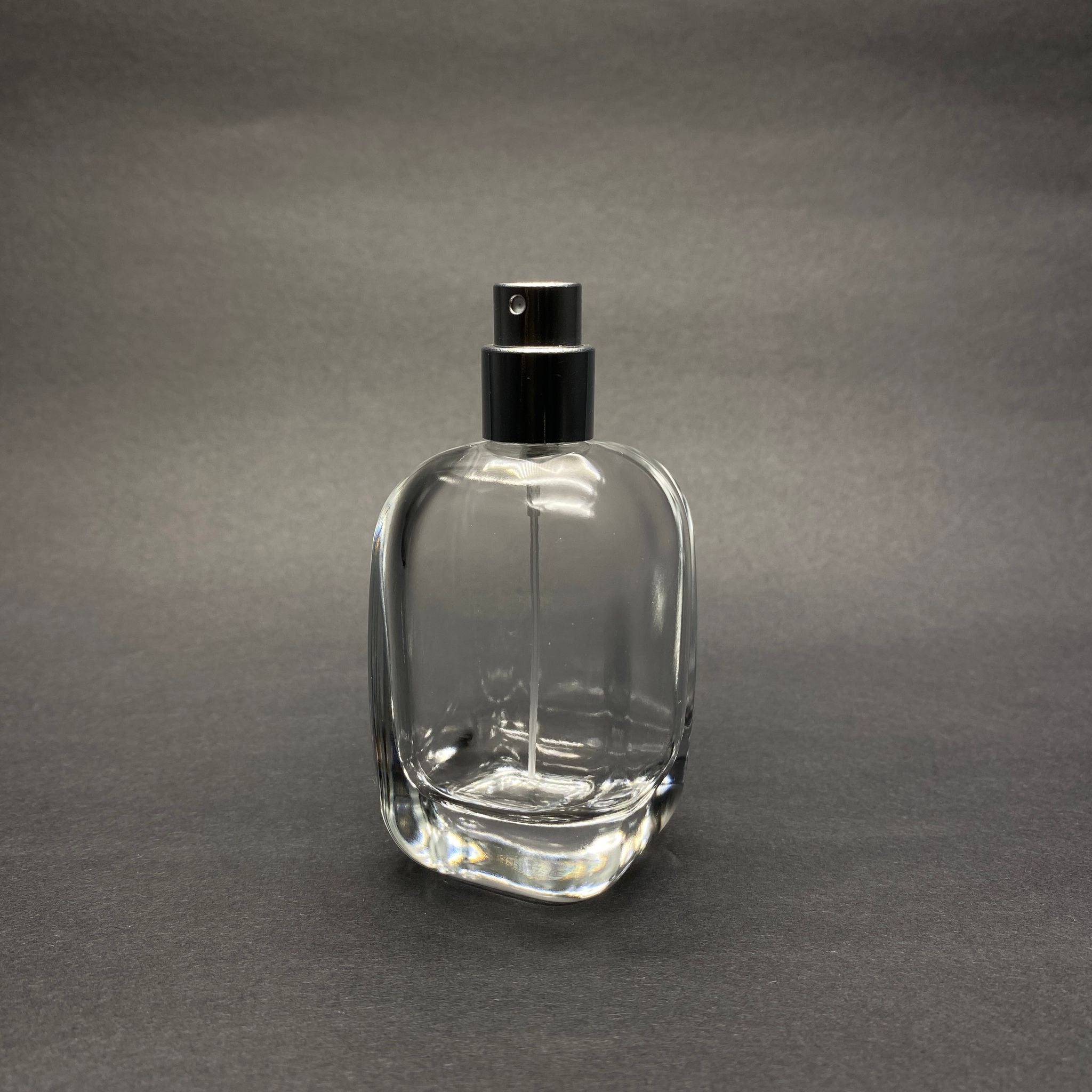 50 ML ОВАЛЕН КВАДРАТЕН МОДЕЛ СЪРЦЕВО ФЛАКОНО ЗА ПАРФЮМ - СРЕБРИСТ МЕТАЛЕН СПРЕЙ (15 MM УСТИЯ, ЛЕСНО ЗАТВАРЯНЕ С Щракване)
