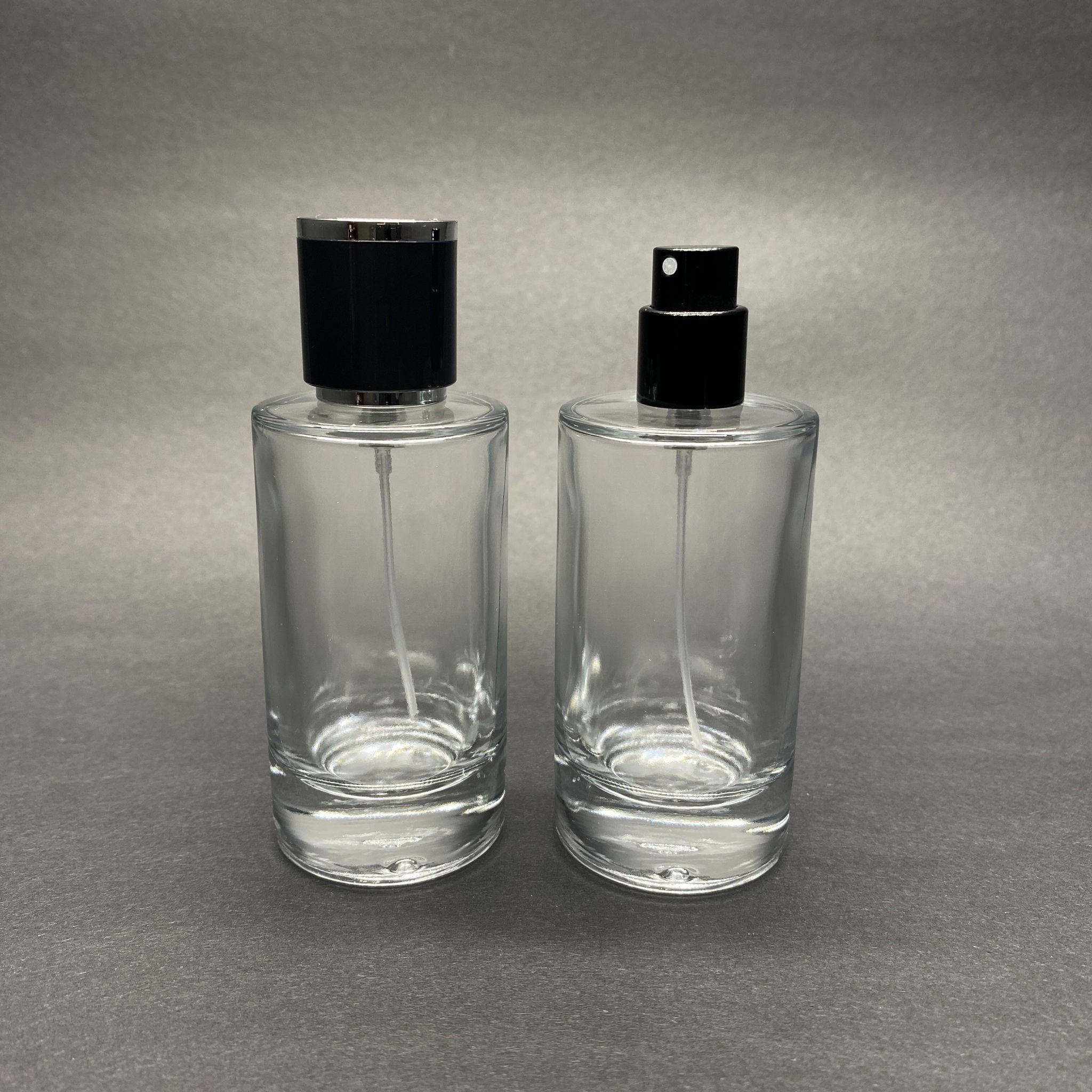 50 ML ЦИЛИНДРИЧЕН МОДЕЛ MARS ПАРФЮМНА БУТИЛКА - ЧЕРЕН МЕТАЛЕН СПРЕЙ + СРЕБРИСТНО ЧЕРНА КАПАЧКА (15 MM УСТИЕ, ЛЕСНО ЗАТВАРЯНЕ С Щракване)