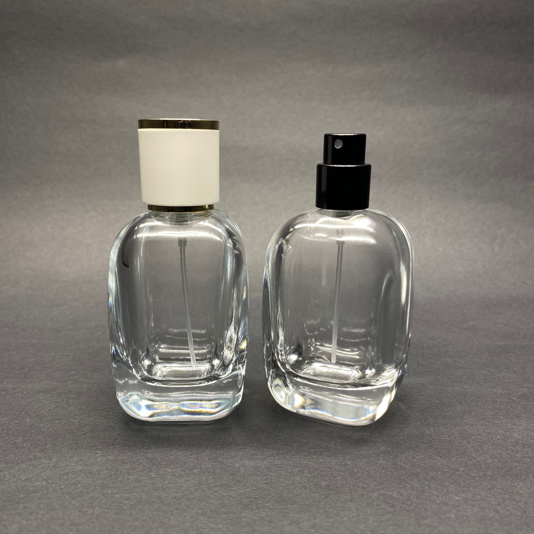 50 ML ОВАЛЕН КВАДРАТЕН МОДЕЛ СЪРЦЕВО ФЛАКОНО ЗА ПАРФЮМ – ЧЕРЕН МЕТАЛЕН СПРЕЙ + ЗЛАТНОБЯЛА КАПАЧКА (15 ММ УСТИЯ, ЛЕСНО ЗАТВАРЯНЕ С Щракване)