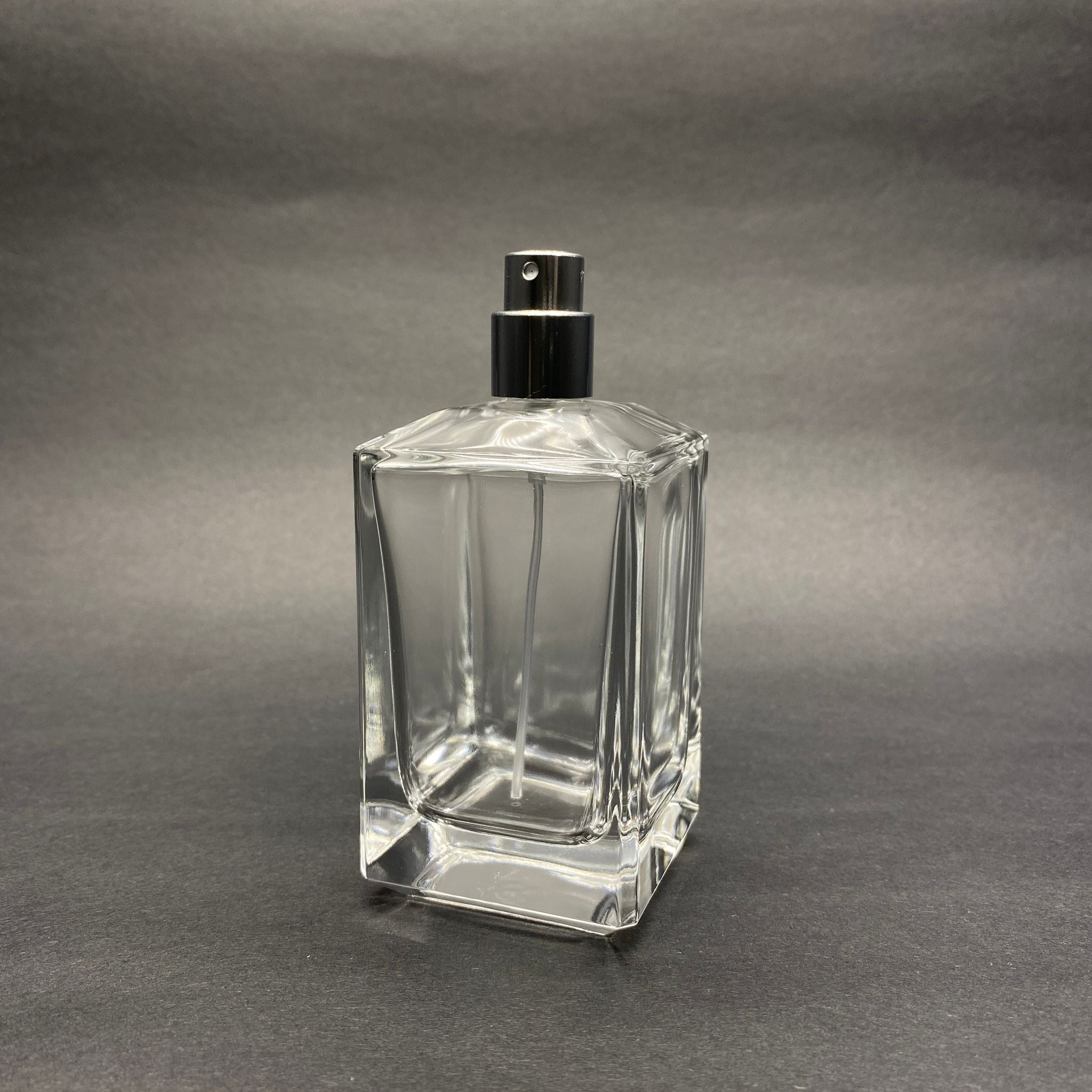 100 ML ЪГЛОВ КОНУСЕН МОДЕЛ БУТИЛКА ЗА ПАРФЮМ ПРИЗМА - СРЕБРИСТ МЕТАЛЕН СПРЕЙ (15 MM УСТИЯ, ЛЕСНО ЗАТВАРЯНЕ С Щракване)