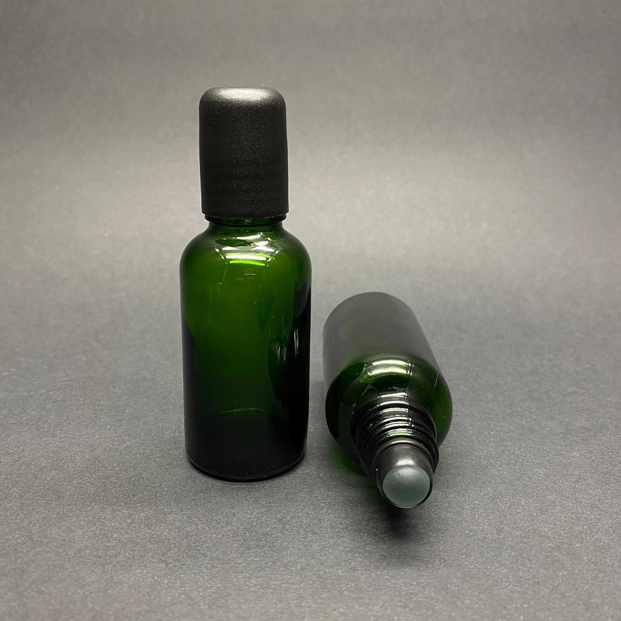 30 CC ЗЕЛЕНА СТЪКЛЕНА РОЛ-ОН БУТИЛКА - С ЧЕРНА КАПАЧКА - 30 ML СТЪКЛЕНА БУТИЛКА С ТОПЧЕ - СТЪКЛЕНА РОЛ-ОН БУТИЛКА - СТЪКЛЕНА БУТИЛКА С ЕСЕНЦИЯ