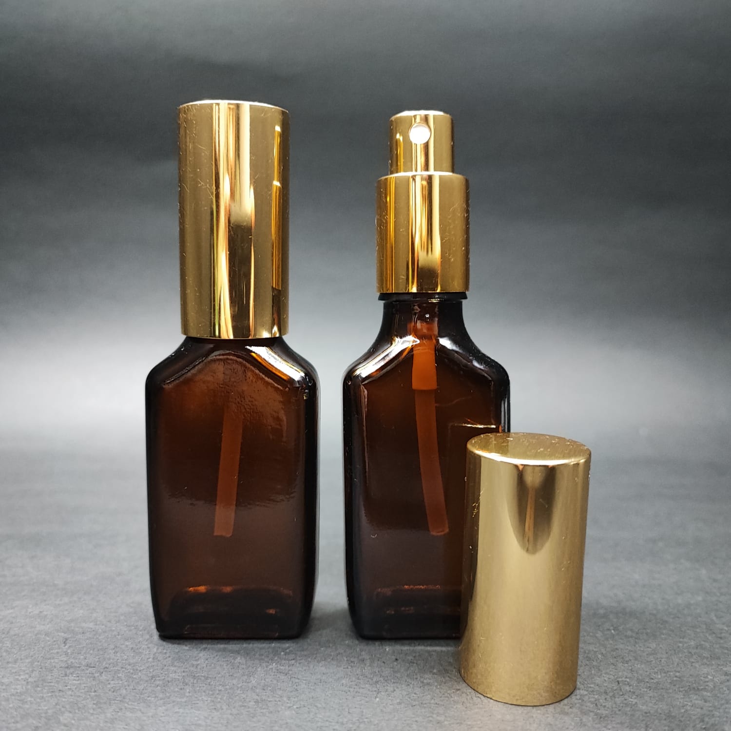 30 ML ЛУКСОЗНИ БУТИЛКИ ЗА ПАРФЮМ С ВИНТОВ КЛАП - 30 CC КЕХЛИБАРИРАНА ПЛОСКА СТЪКЛЕНА БУТИЛКА - КОМПЛЕКТ СЪС ЗЛАТНА МЕТАЛНА КАПАЧКА ЗА ПРЕЙ.