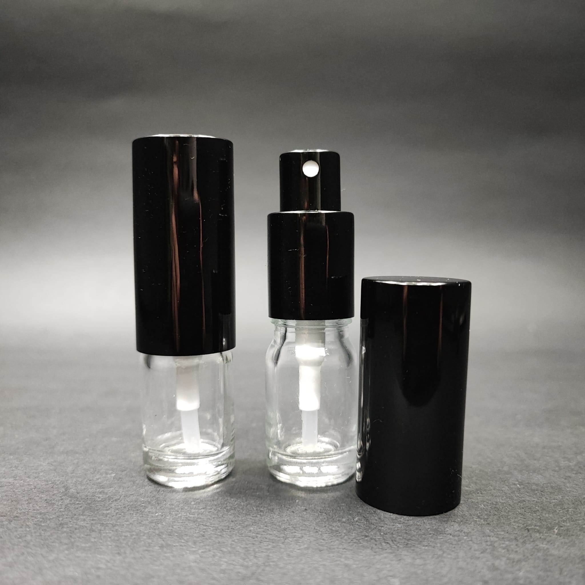 5 ML ЛУКСОЗНИ БУТИЛКИ ЗА ПАРФЮМ С ВИНТОВА ВЕНТИЛА - 5 CC ПРОЗРАЧНА СТЪКЛЕНА БУТИЛКА - КОМПЛЕКТ С ЧЕРНА МЕТАЛНА КАПАЧКА ЗА ПРЕЙ.