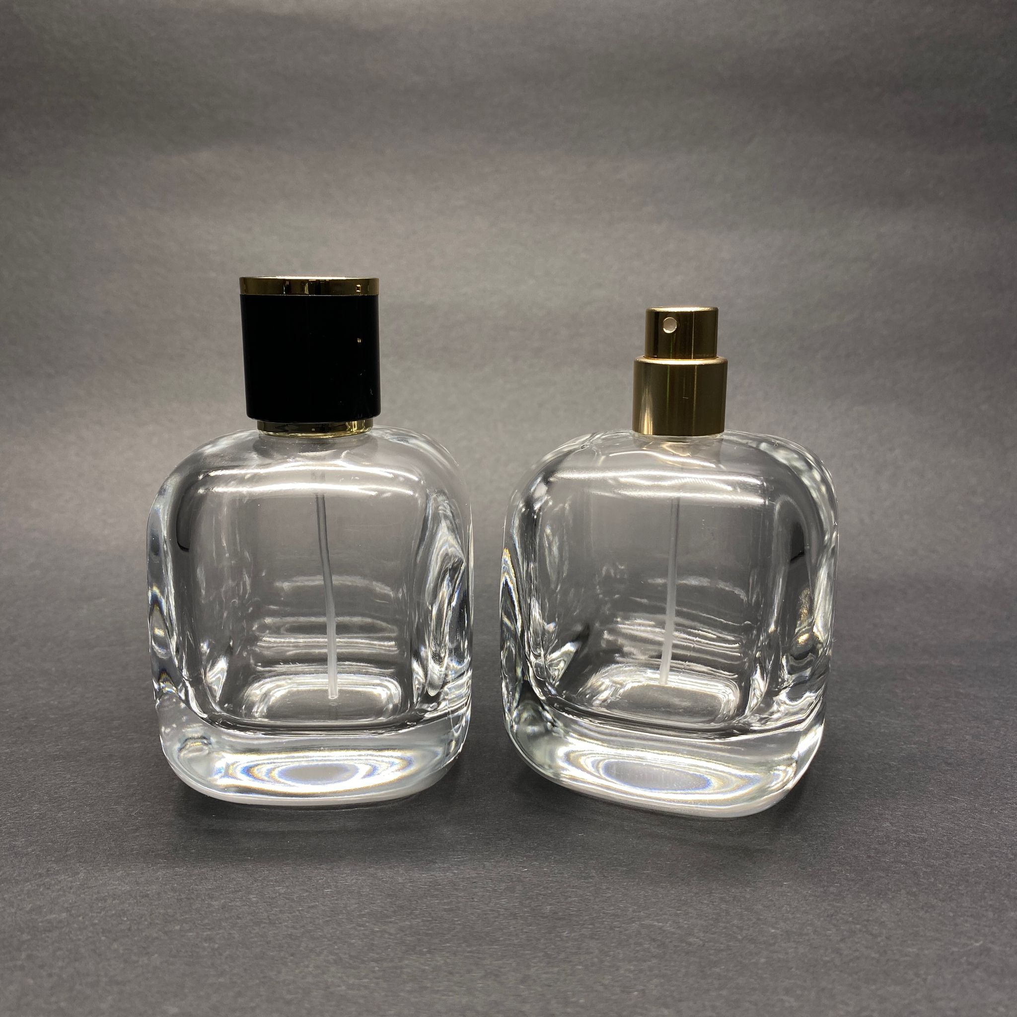 100 ML ОВАЛЕН КВАДРАТЕН МОДЕЛ СЪРЦЕВО ФЛАКОНО ЗА ПАРФЮМ - ЗЛАТЕН МЕТАЛЕН СПРЕЙ + ЗЛАТНО ЧЕРНА КАПАЧКА (15 ММ УСТИЕ, ЛЕСНО ЗАТВАРЯНЕ С Щракване)