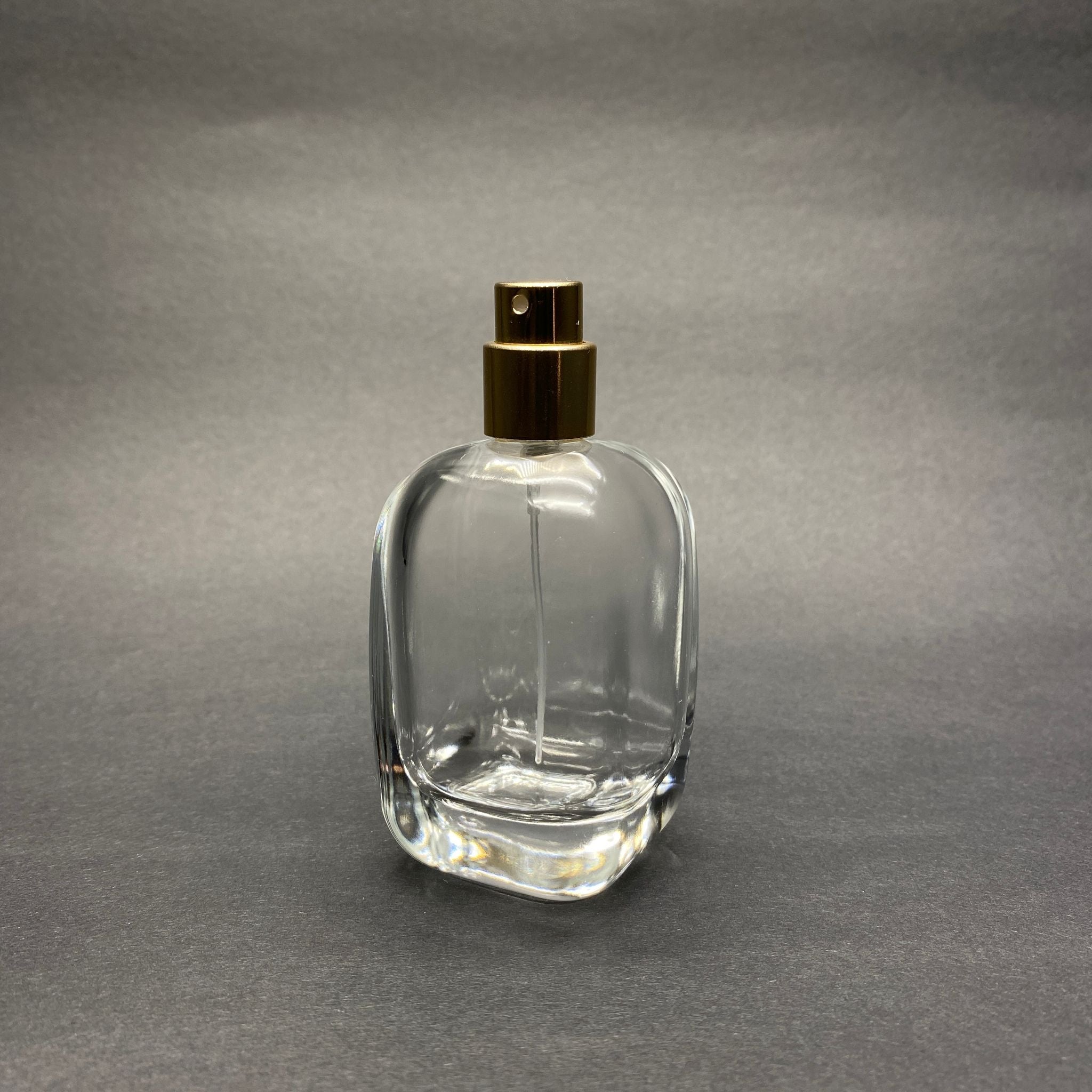 50 ML ОВАЛЕН КВАДРАТЕН МОДЕЛ СЪРЦЕВО ФЛАКОНО ЗА ПАРФЮМ - ЗЛАТЕН МЕТАЛЕН СПРЕЙ (15 MM УСТИЯ, ЛЕСНО ЗАТВАРЯНЕ С Щракване)