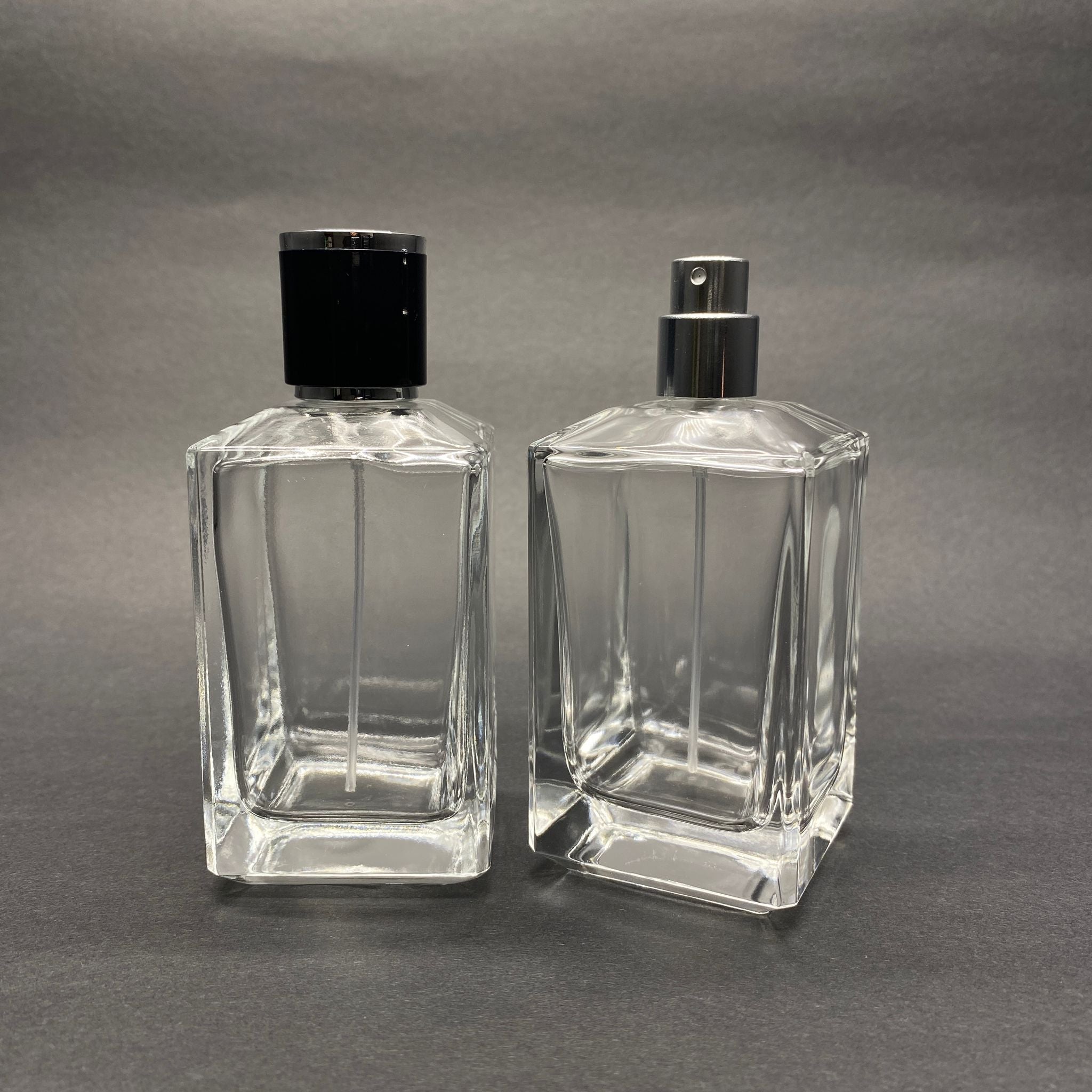 100 ML КОНИЧНА ПРИЗМА ФЛАКОН ЗА ПАРФЮМ - СРЕБРИСТ МЕТАЛЕН СПРЕЙ + СРЕБРИСТНО ЧЕРНА КАПАЧКА (15 ММ УСТИЯ, ЛЕСНО ЗАТВАРЯНЕ)