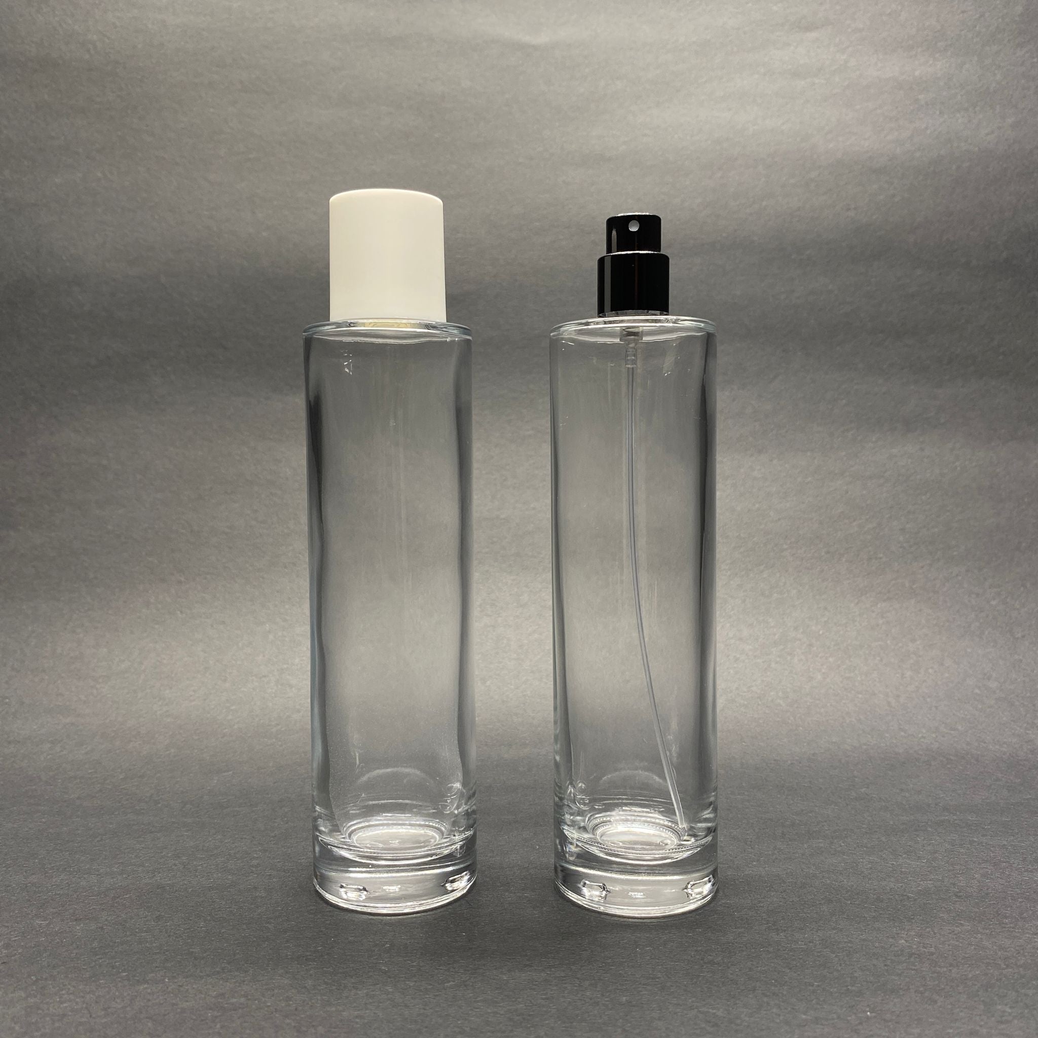 100 ML ЦИЛИНДРИЧЕН МОДЕЛ ДЪЛГА ПЕЛЕНА БУТИЛКА ЗА ПАРФЮМ - ЧЕРЕН МЕТАЛЕН СПРЕЙ + БЯЛА КАПАЧКА (15 ММ УСТИЕ, ЛЕСНО ЗАТВАРЯНЕ С Щракване)