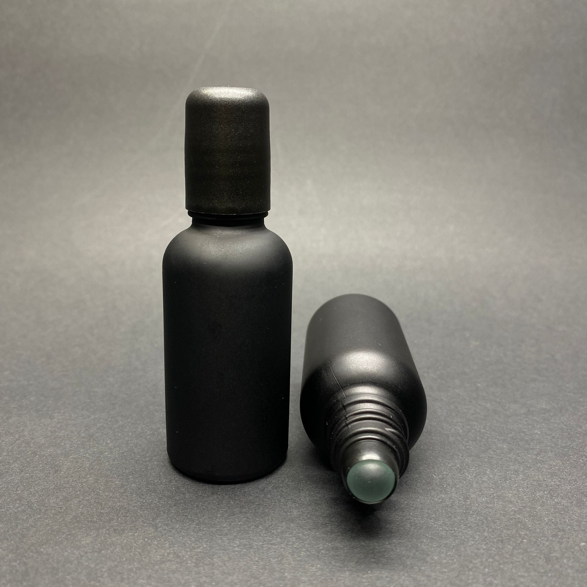 30 CC МАТИРОВАНО ЧЕРНО БОЯДИСАНА СТЪКЛЕНА РОЛ-ОН БУТИЛКА - С ЧЕРНА КАПАЧКА - 30 ML СТЪКЛЕНА СЪГЛА БУТИЛКА - СТЪКЛЕНА РОЛ-ОН БУТИЛКА - СТЪКЛЕНА БУТИЛКА ЗА ЕССЕНЦИЯ