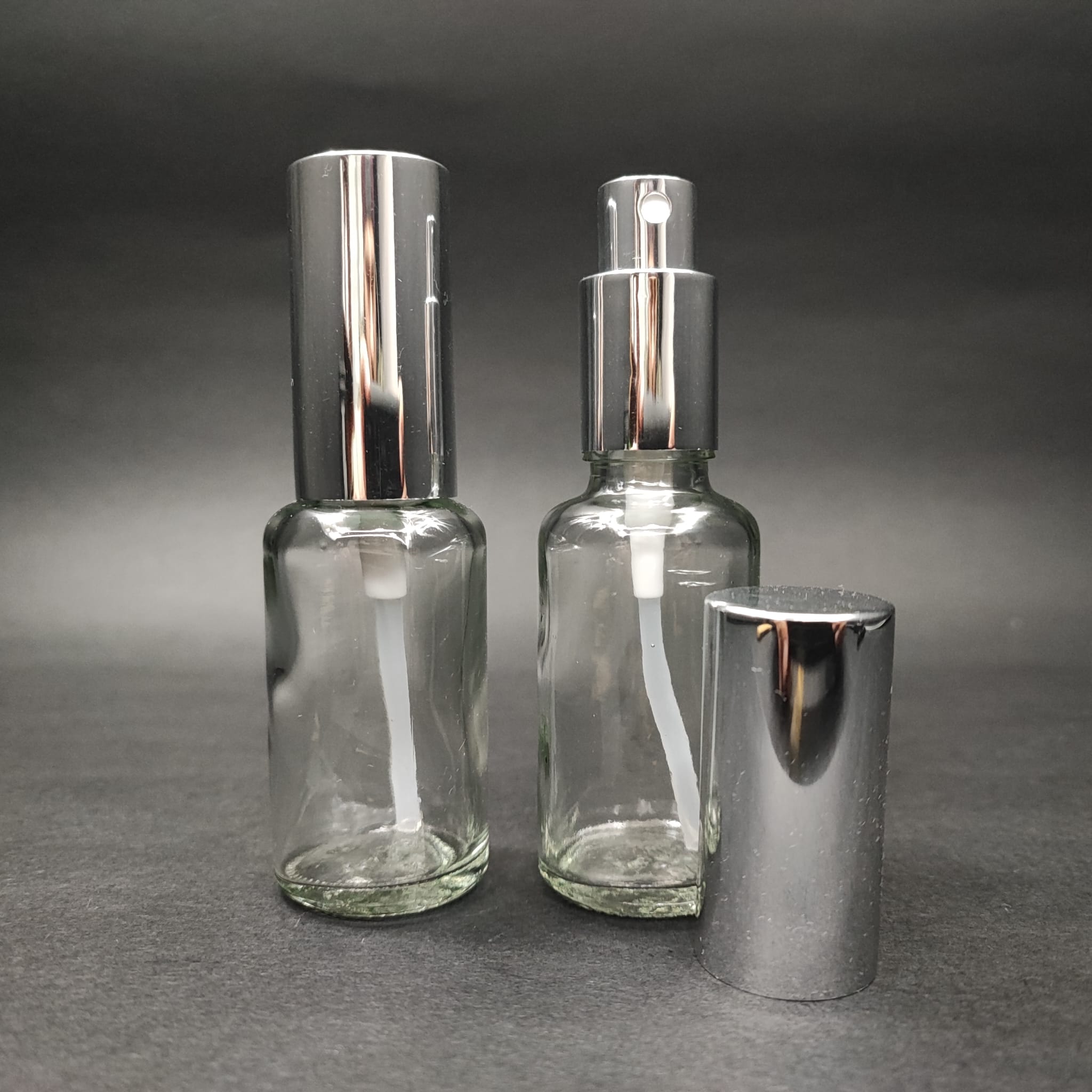 30 ML ЛУКСОЗНИ БУТИЛКИ ЗА ПАРФЮМ С ВИНТОВА ВЕНТИЛА - 30 CC ПРОЗРАЧНА СТЪКЛЕНА БУТИЛКА - КОМПЛЕКТ СЪС СРЕБРИСТА МЕТАЛНА КАПАЧКА ЗА ПРЕЙ.