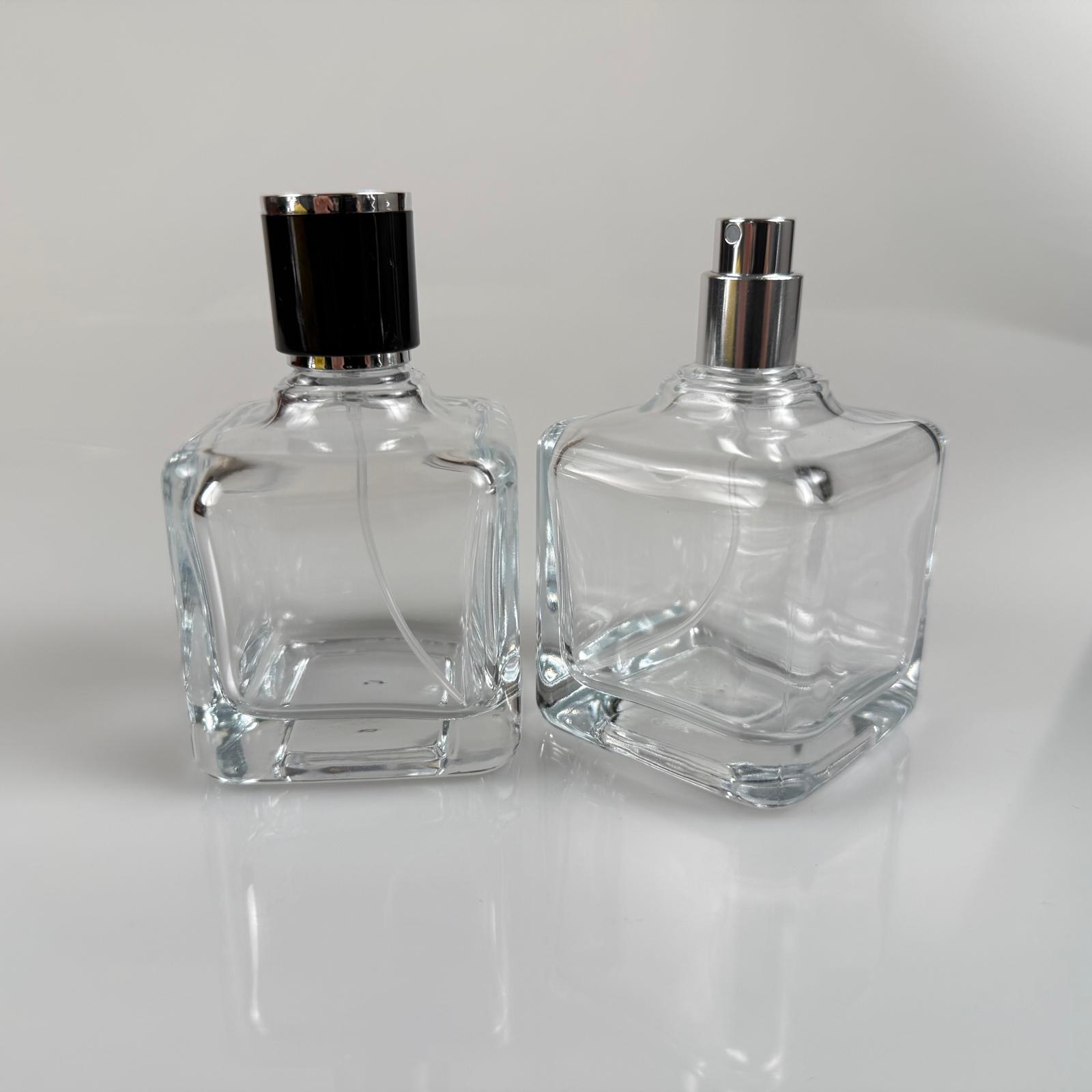 100 ML КВАДРАТЕН МОДЕЛ LURA БУТИЛКА ЗА ПАРФЮМ - СРЕБРИСТ МЕТАЛЕН СПРЕЙ + СРЕБРИСТНО ЧЕРНА КАПАЧКА (15 ММ УСТИЕ, ЛЕСНО ЗАТВАРЯНЕ С Щракване)