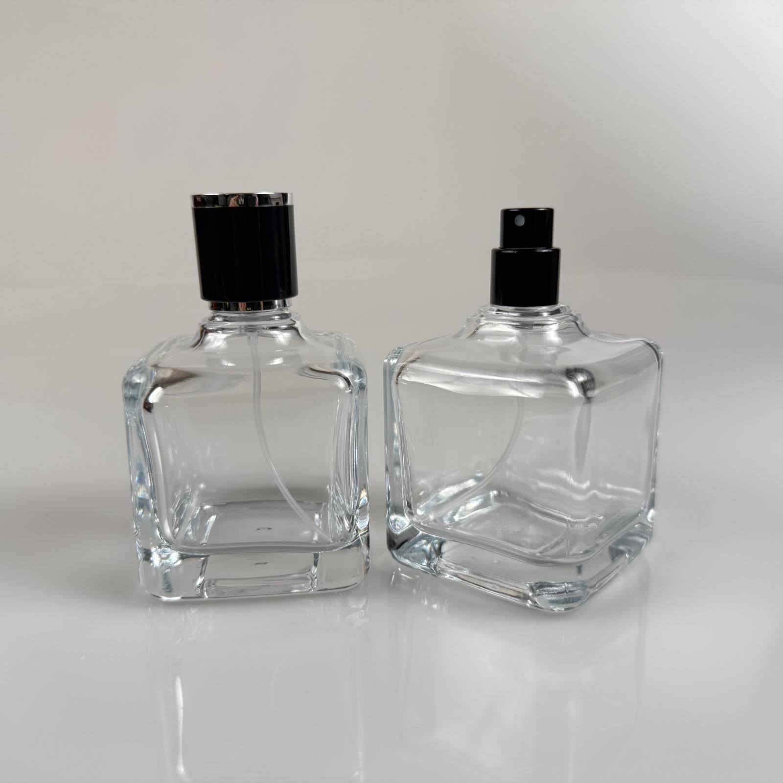 100 ML КВАДРАТЕН МОДЕЛ LURA БУТИЛКА ЗА ПАРФЮМ - ЧЕРЕН МЕТАЛЕН СПРЕЙ + СРЕБРИСТНО ЧЕРНА КАПАЧКА (15 ММ УСТИЕ, ЛЕСНО ЗАТВАРЯНЕ С Щракване)