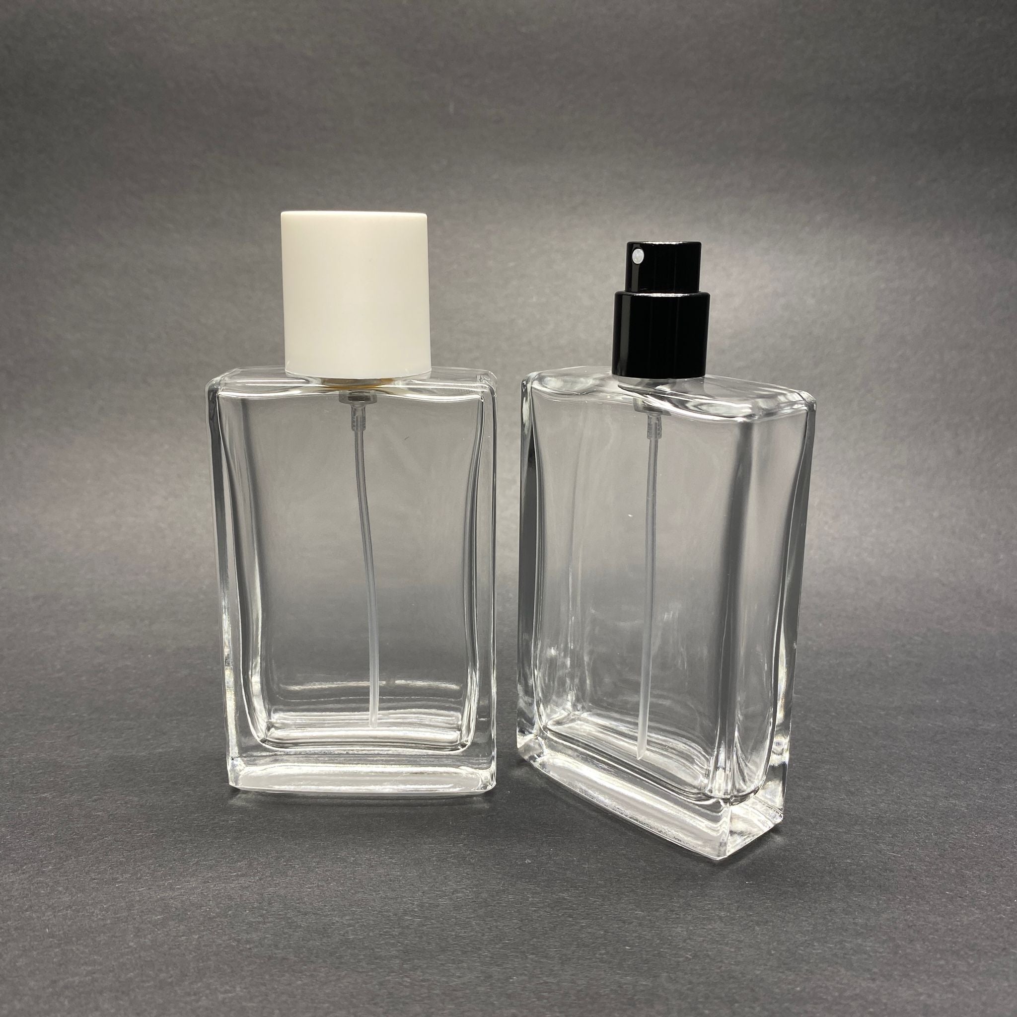 50 ML ПРАВОЪГЪЛНА БУТИЛКА ЗА ПАРФЮМ SOSSA - ЧЕРЕН МЕТАЛЕН СПРЕЙ + БЯЛА КАПАЧКА (15 MM УСТИЕ, ЛЕСНО ЗАТВАРЯНЕ С Щракване)