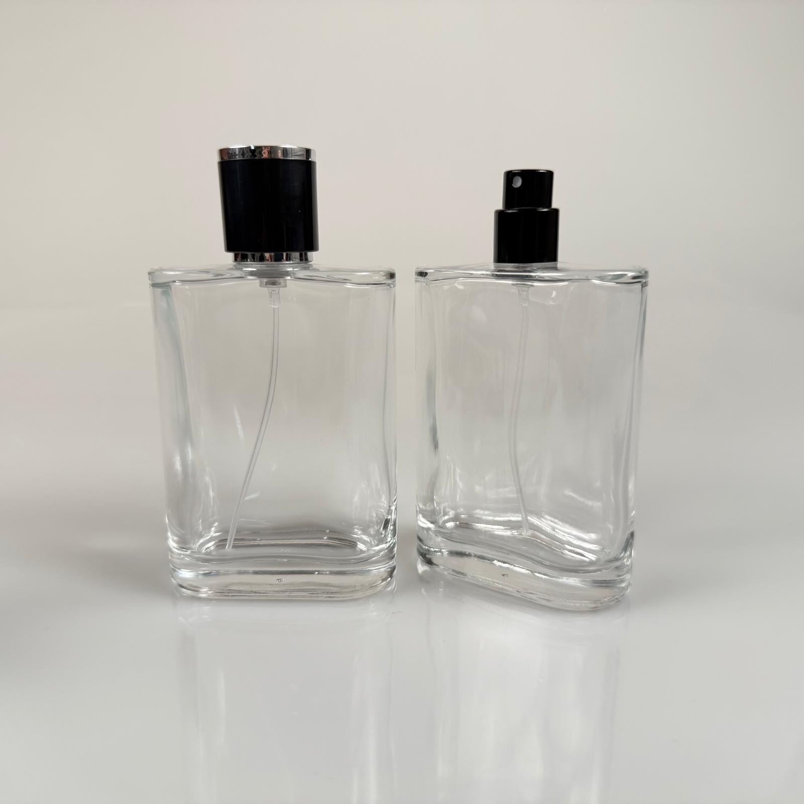 100 ML ПЛОСЪК МОДЕЛ CEO ПАРФЮМНА БУТИЛКА - ЧЕРЕН МЕТАЛЕН СПРЕЙ + СРЕБРИСТНО ЧЕРНА КАПАЧКА (15 ММ УСТИЯ, ЛЕСНО ЗАТВАРЯНЕ С Щракване)