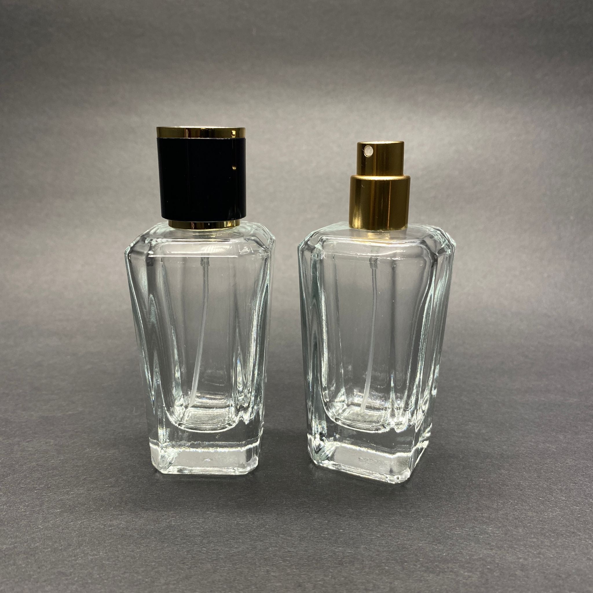 50 ML КВАДРАТЕН МОДЕЛ ЗА ПАРФЮМ MIRA - ЗЛАТЕН МЕТАЛЕН СПРЕЙ + ЗЛАТНО ЧЕРНА КАПАЧКА (15 ММ УСТИЕ, ЛЕСНО ЗАТВАРЯНЕ С Щракване)