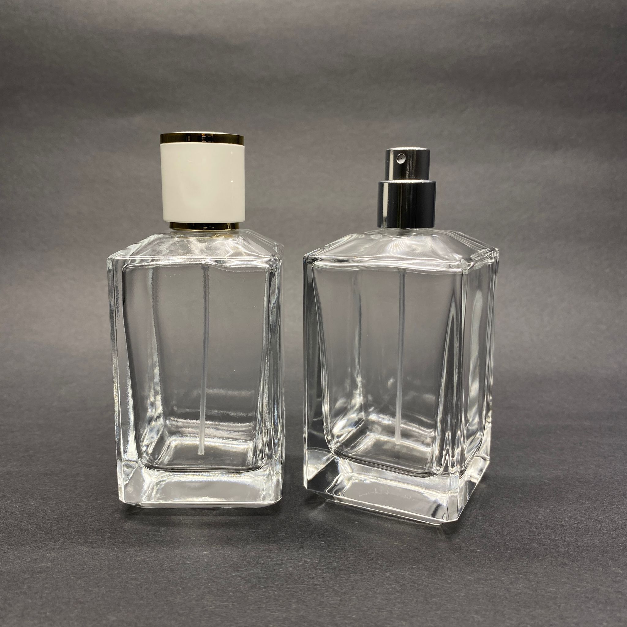 100 ML КОНИЧНА БУТИЛКА ЗА ПАРФЮМ С КОНИЧНА ПРИЗМА - СРЕБРИСТ МЕТАЛЕН СПРЕЙ + ЗЛАТНО БЯЛА КАПАЧКА (15 ММ УСТИЯ, ЛЕСНО ЗАТВАРЯНЕ)