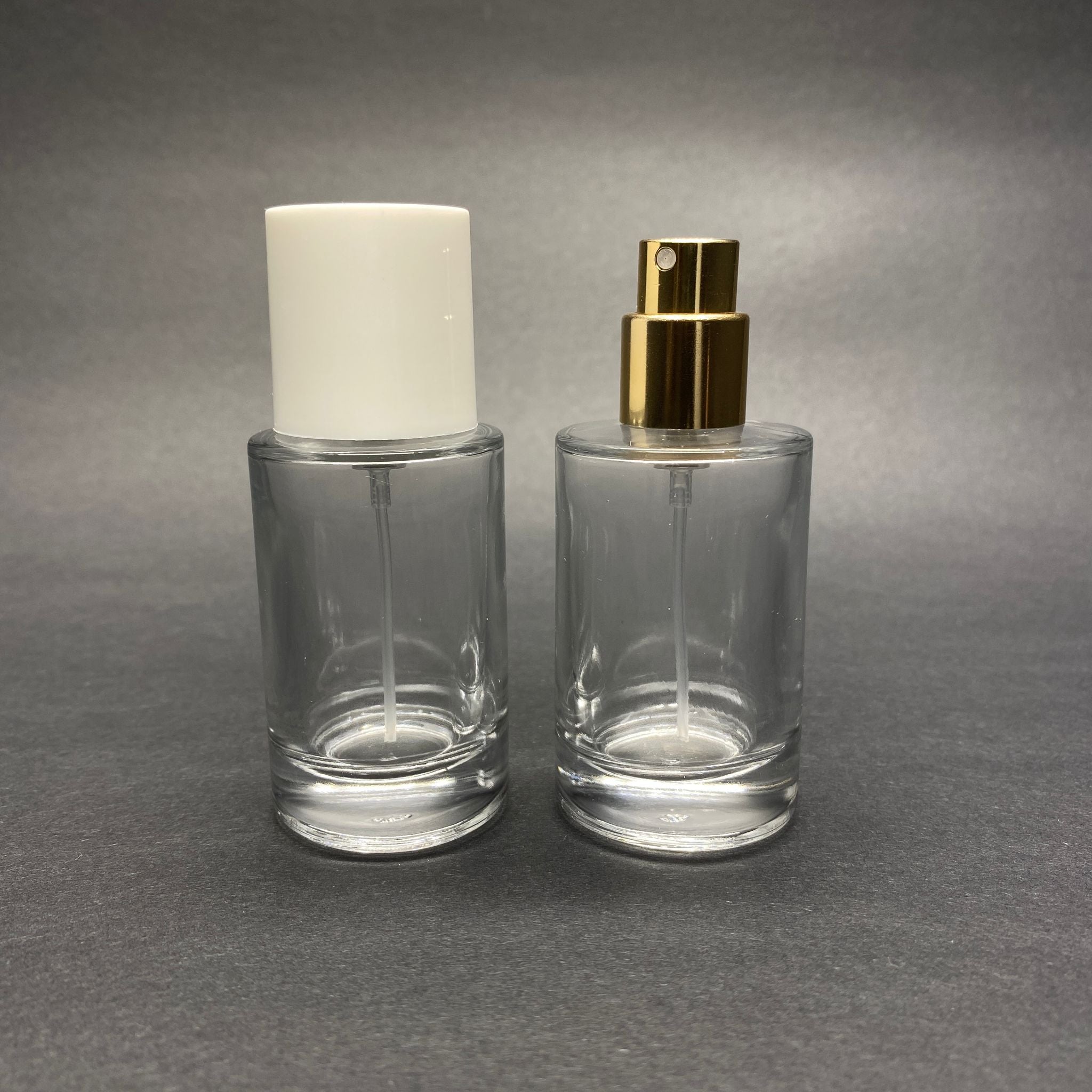 30 ML ЦИЛИНДРИЧЕН МОДЕЛ БУТИЛКА ЗА ПАРФЮМ SAVAGE - ЗЛАТЕН МЕТАЛЕН СПРЕЙ + БЯЛА КАПАЧКА (15 ММ УСТИЕ, ЛЕСНО ЗАТВАРЯНЕ С Щракване)