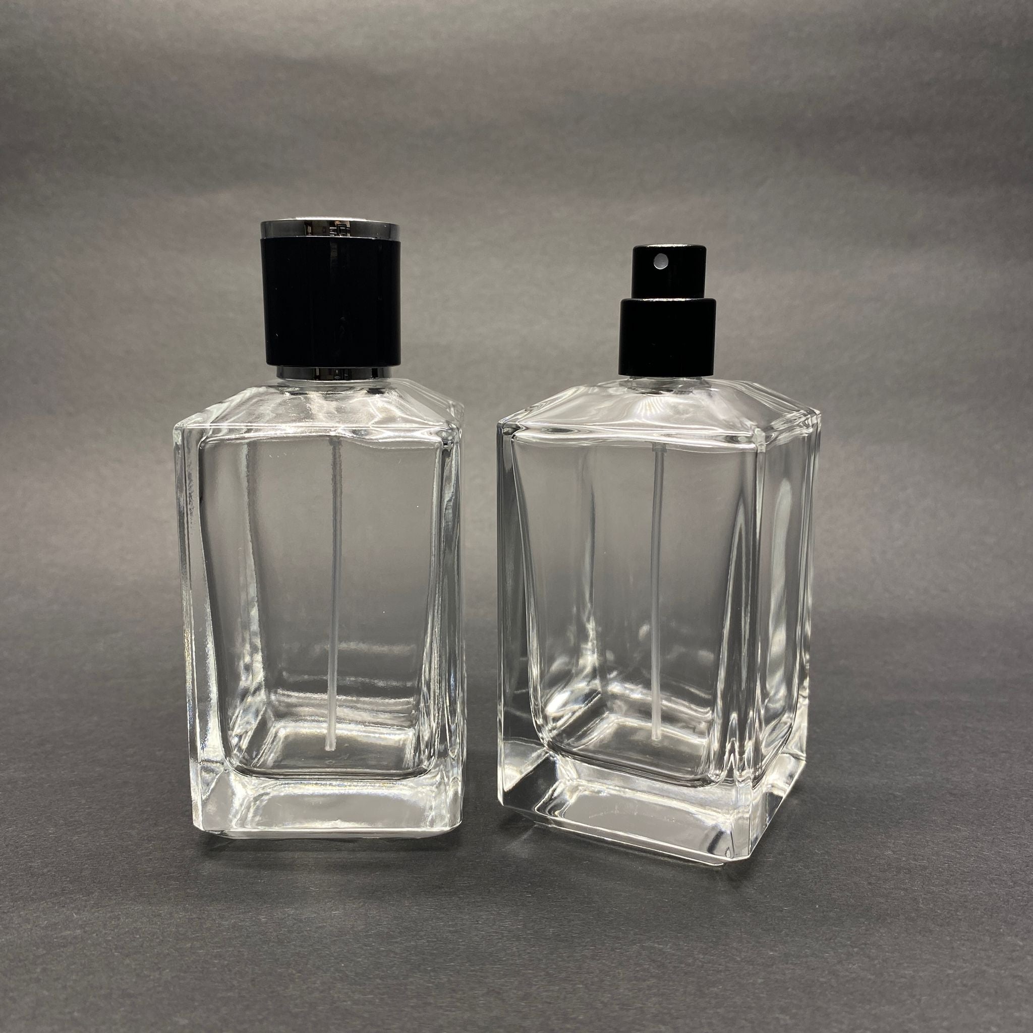 ФЛАКОН ЗА ПАРФЮМ С КОНИЧНА ПРИЗМА 100 ML - ЧЕРЕН МЕТАЛЕН СПРЕЙ + СРЕБРИСТНО ЧЕРНА КАПАЧКА (15 ММ УСТИЕ, ЛЕСНО ЗАТВАРЯНЕ С Щракване)