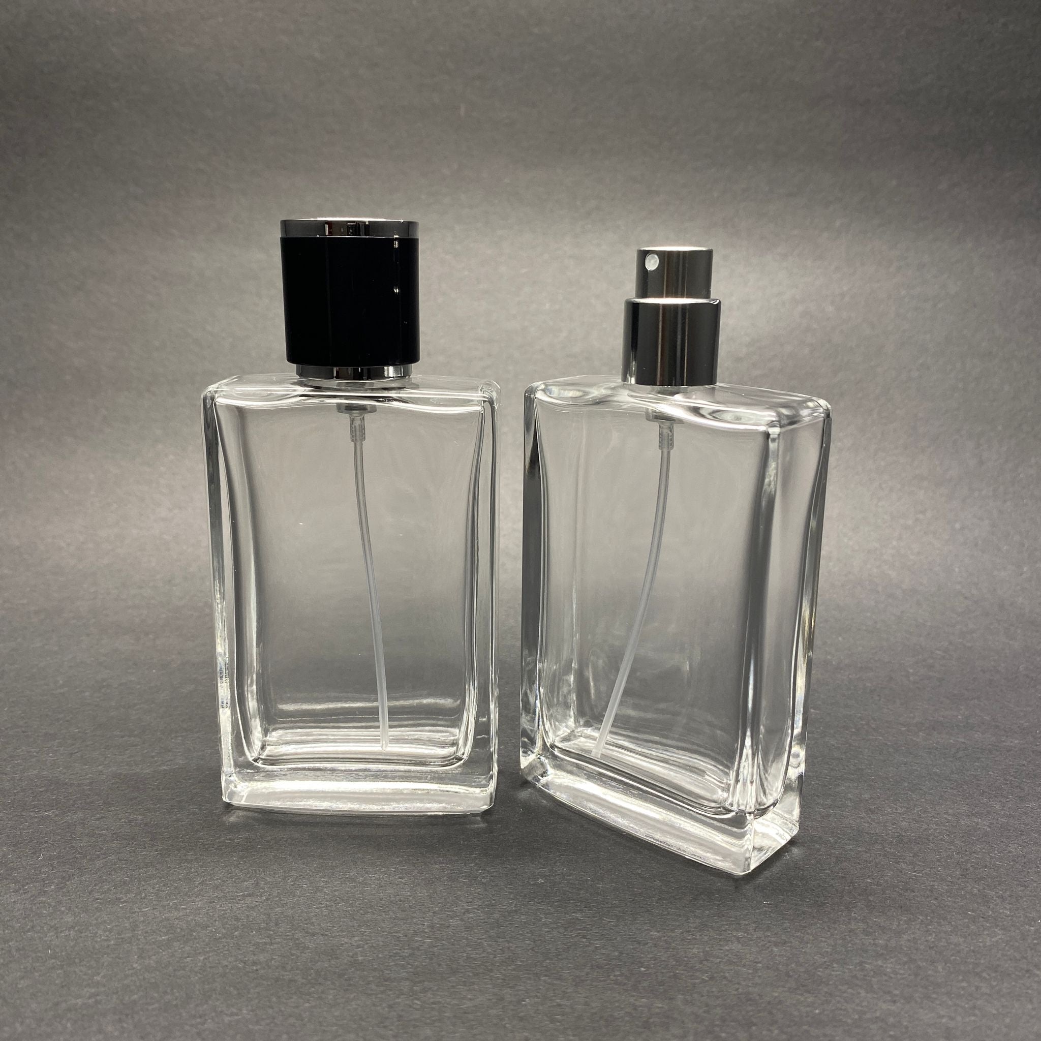 50 ML ПРАВОЪГЪЛНА БУТИЛКА ЗА ПАРФЮМ SOSSA - СРЕБРИСТ МЕТАЛЕН СПРЕЙ + СРЕБРИСТНО ЧЕРНА КАПАЧКА (15 MM УСТИЕ, ЛЕСНО ЗАТВАРЯНЕ С Щракване)