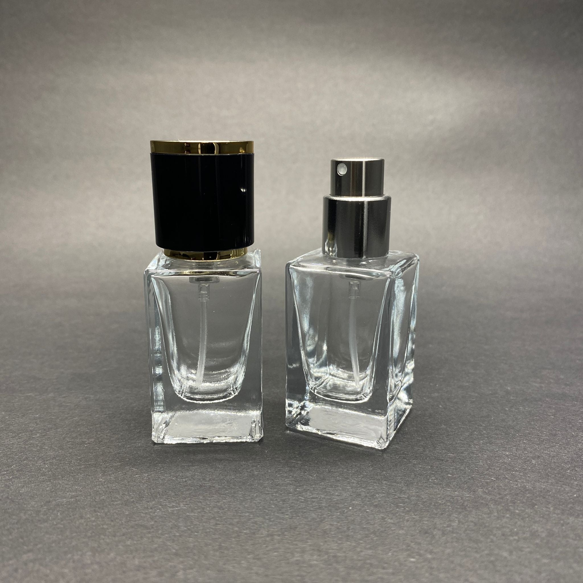 15 ML КВАДРАТЕН МОДЕЛ БЛУМ ПАРФЮМНА БУТИЛКА - СРЕБРИСТ МЕТАЛЕН СПРЕЙ + ЗЛАТНО ЧЕРНА КАПАЧКА (15 ММ УСТИЕ, ЛЕСНО ЗАТВАРЯНЕ С Щракване)