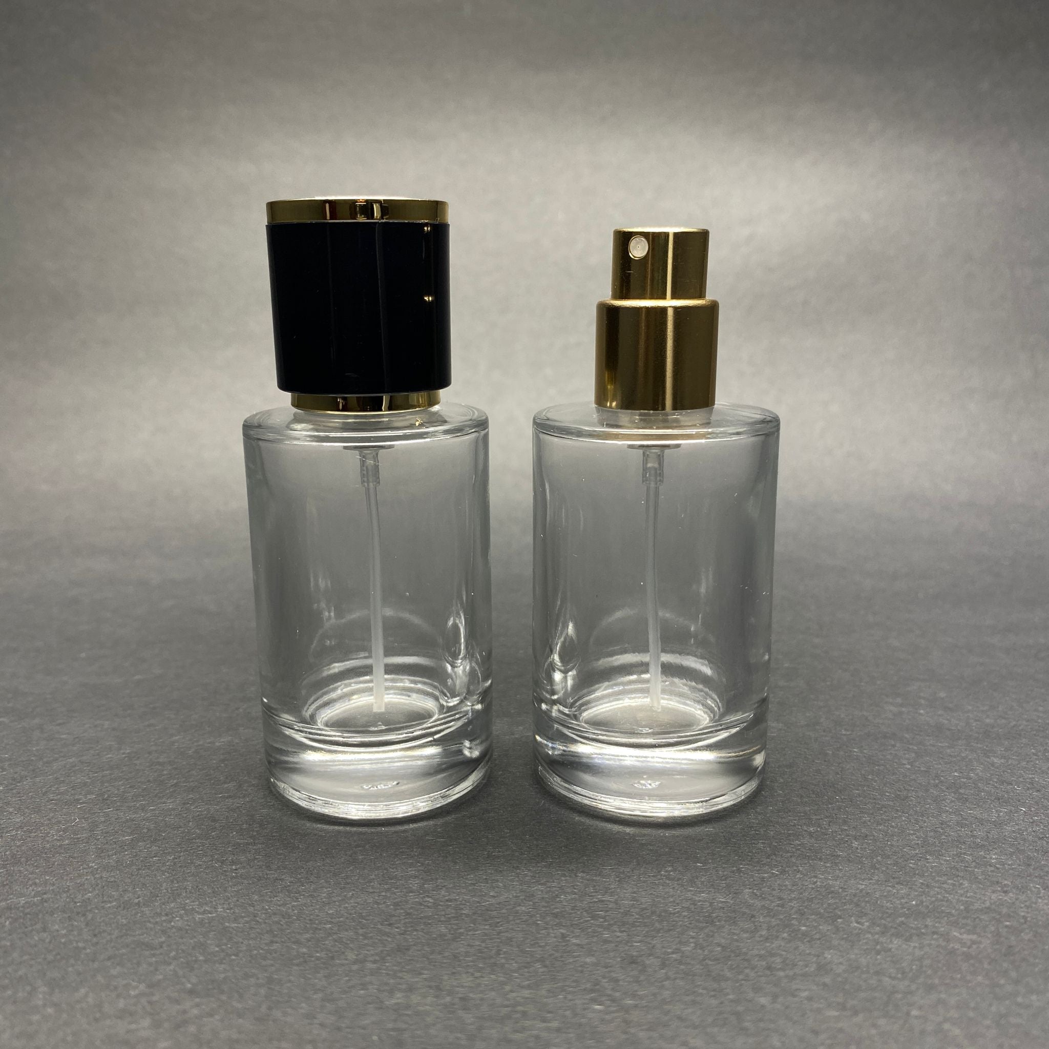 30 ML ЦИЛИНДРИЧЕН МОДЕЛ SAVAGE БУТИЛКА ЗА ПАРФЮМ - ЗЛАТЕН МЕТАЛЕН СПРЕЙ + ЗЛАТНО ЧЕРНА КАПАЧКА (15 ММ УСТИЕ, ЛЕСНО ЗАТВАРЯНЕ С Щракване)
