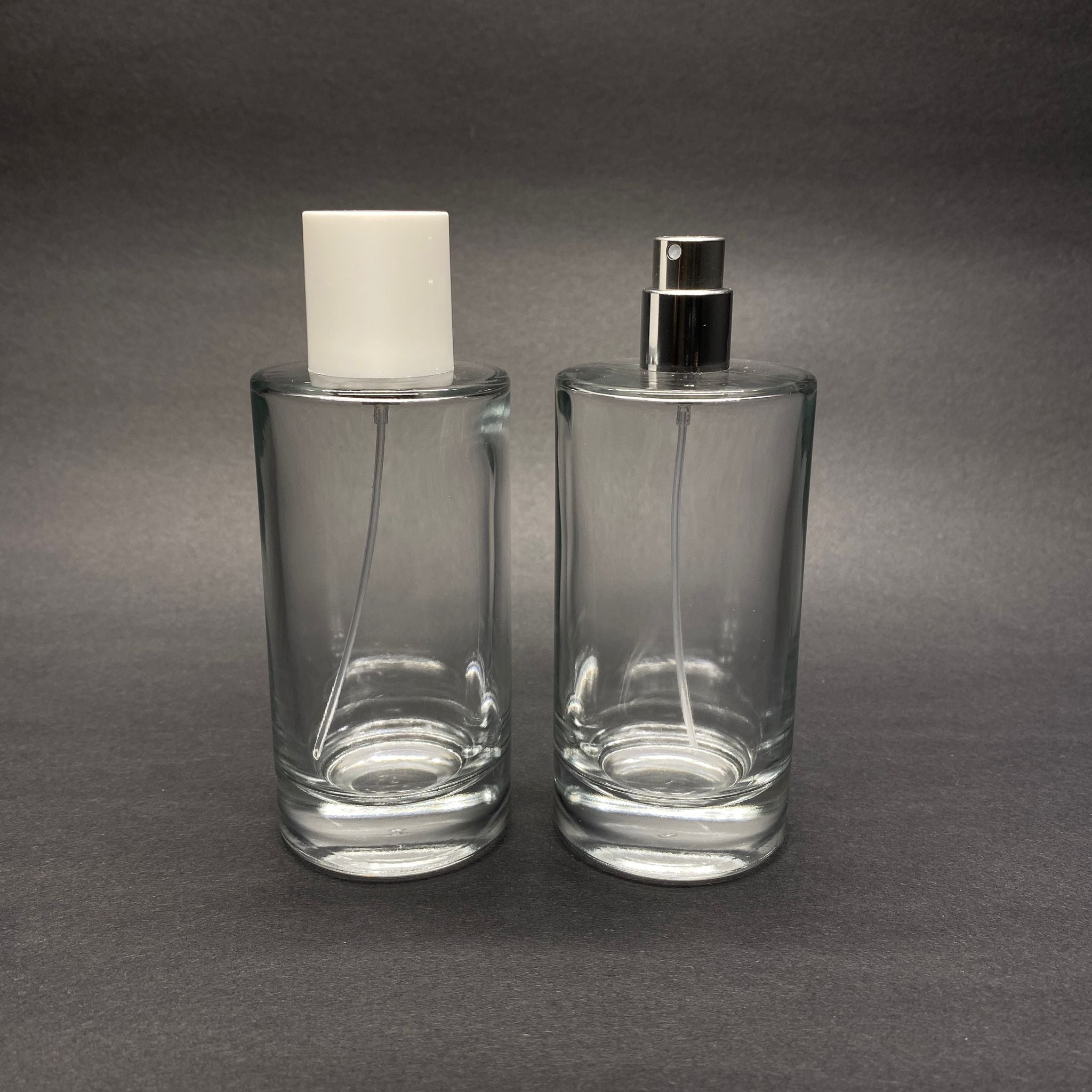 100 ML ЦИЛИНДРИЧЕН МОДЕЛ БУТИЛКА ЗА ПАРФЮМ SAVAGE - СРЕБРИСТ МЕТАЛЕН СПРЕЙ + БЯЛА КАПАЧКА (15 ММ УСТИЕ, ЛЕСНО ЗАТВАРЯНЕ С Щракване)