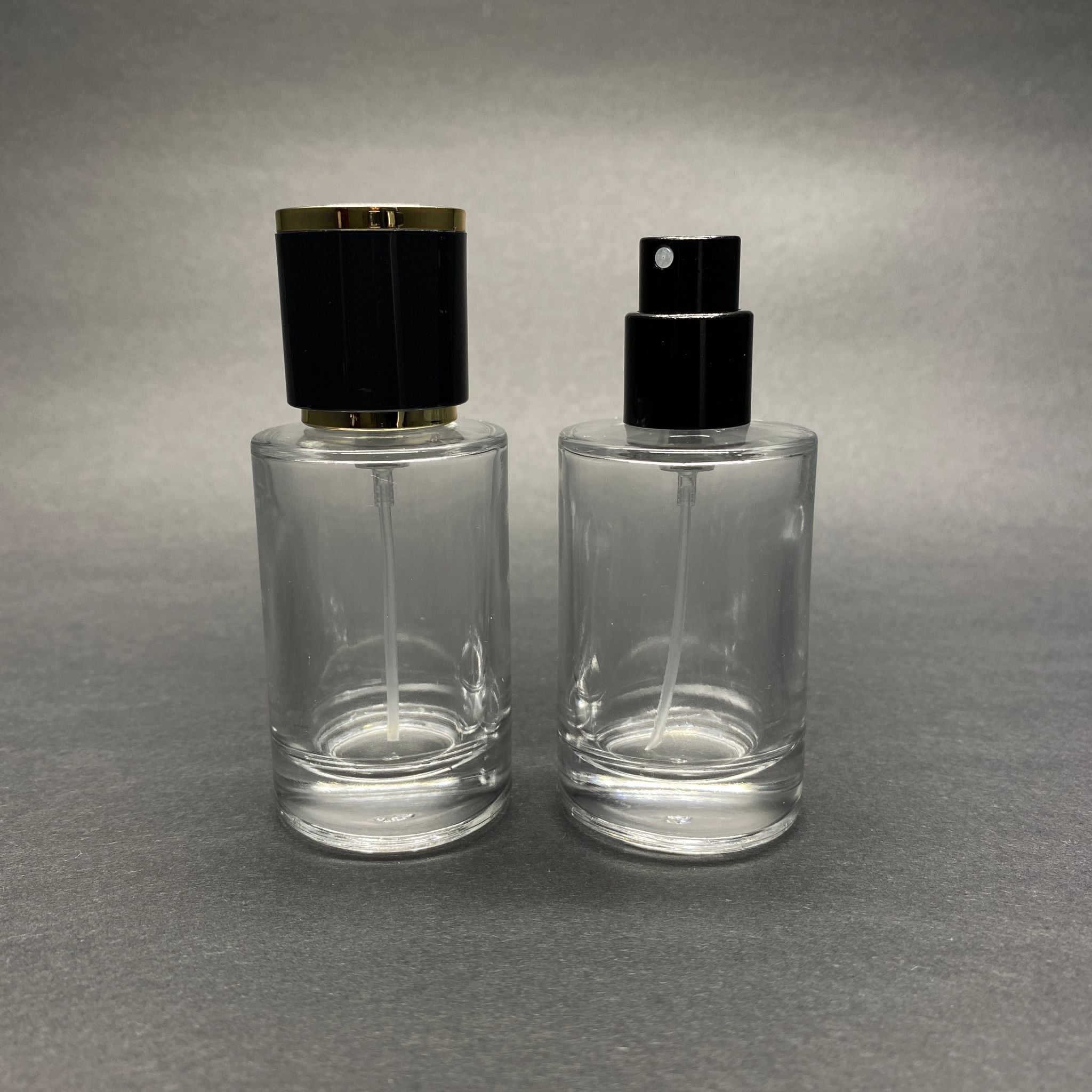30 ML ЦИЛИНДРИЧЕН МОДЕЛ БУТИЛКА ЗА ПАРФЮМ SAVAGE - ЧЕРЕН МЕТАЛЕН СПРЕЙ + ЗЛАТНО ЧЕРНА КАПАЧКА (15 ММ УСТИЕ, ЛЕСНО ЗАТВАРЯНЕ С Щракване)