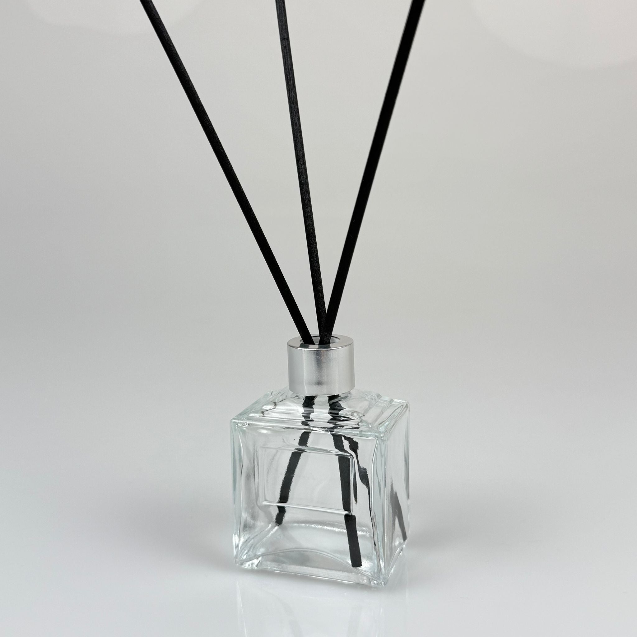 50 CC Rectangular Prism Prestige Glass Bamboo Room Fragrance Bottle - 50 мл бутилка с дифузьор от бамбукова тръстика - бутилка с дифузер - стъклена бутилка + сребърна метална капачка + пластмасова запушалка + 3 черни влакна от бамбукова тръстика