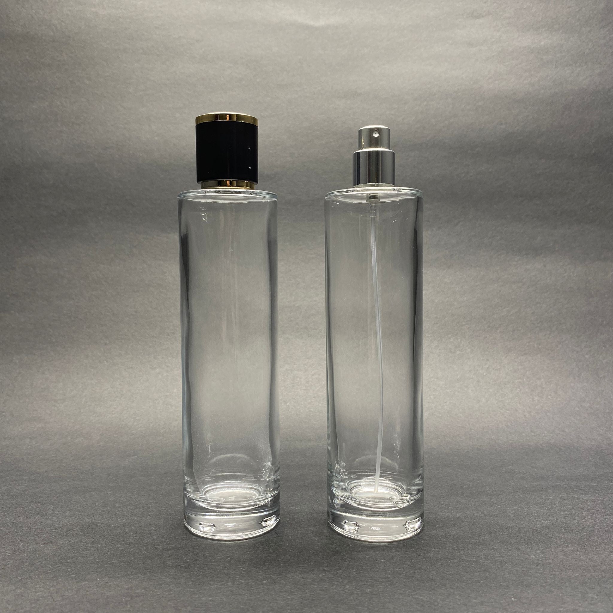 100 ML ЦИЛИНДРИЧЕН МОДЕЛ ДЪЛЪГ ПЕРЕЛИЧЕН ФЛАКОН ЗА ПАРФЮМ - СРЕБРИСТ МЕТАЛЕН СПРЕЙ + ЗЛАТНО ЧЕРНА КАПАЧКА (15 ММ УСТИЯ, ЛЕСНО ЗАТВАРЯНЕ С Щракване)