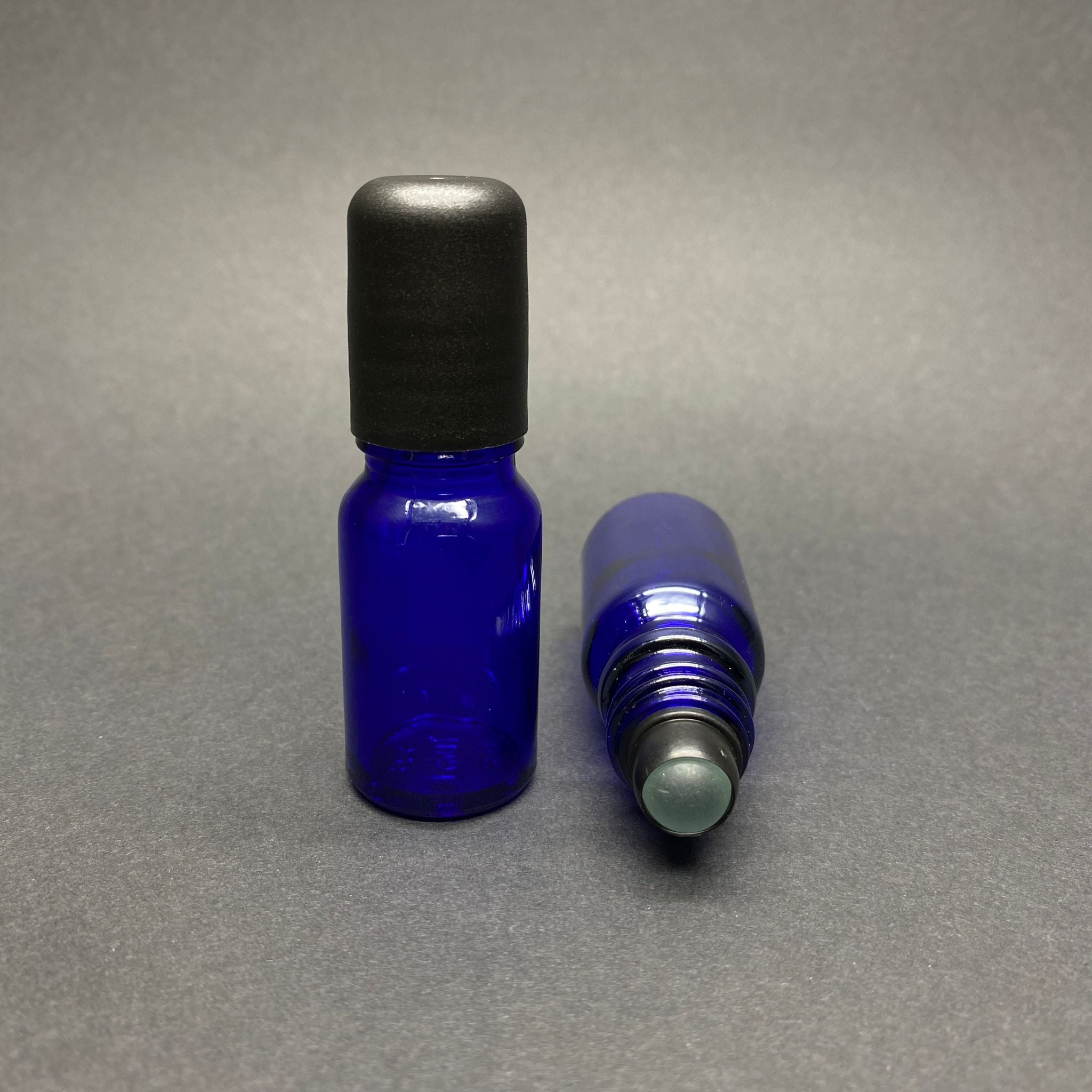 10 CC СИНЯ СТЪКЛЕНА РОЛ-ОН БУТИЛКА - ЧЕРНА КАПАЧКА - 10 ML СТЪКЛЕНА ТОПЧЕТА БУТИЛКА - СТЪКЛЕНА РОЛ-ОН БУТИЛКА - СТЪКЛЕНА БУТИЛКА С ЕСЕНЦИЯ
