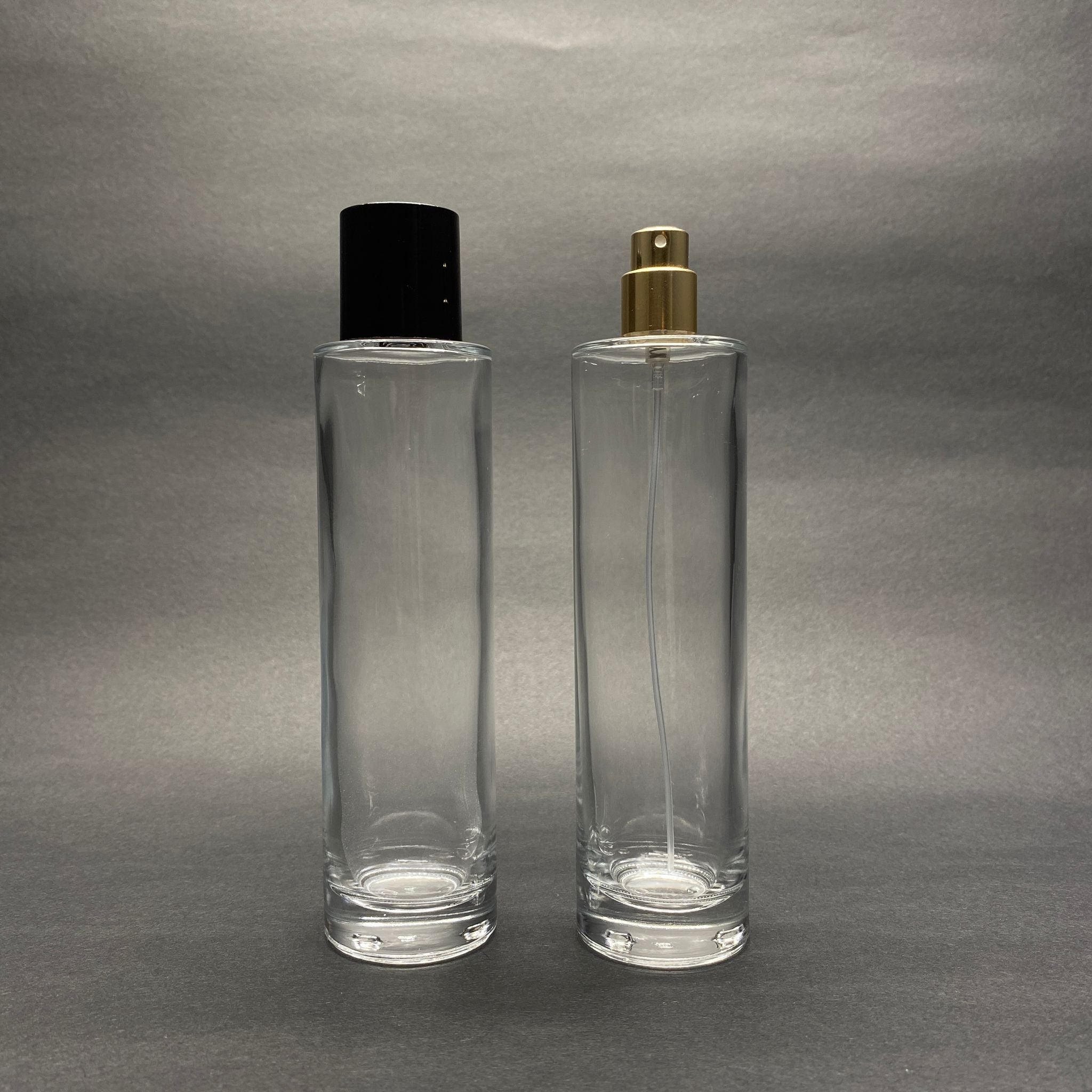 100 ML ЦИЛИНДРИЧЕН МОДЕЛ ДЪЛЪГ ПЕРЕЛИЧЕН ФЛАКОН ЗА ПАРФЮМ - ЗЛАТЕН МЕТАЛЕН СПРЕЙ + ЧЕРНА КАПАЧКА (15 ММ УСТИЕ, ЛЕСНО ЗАТВАРЯНЕ С Щракване)