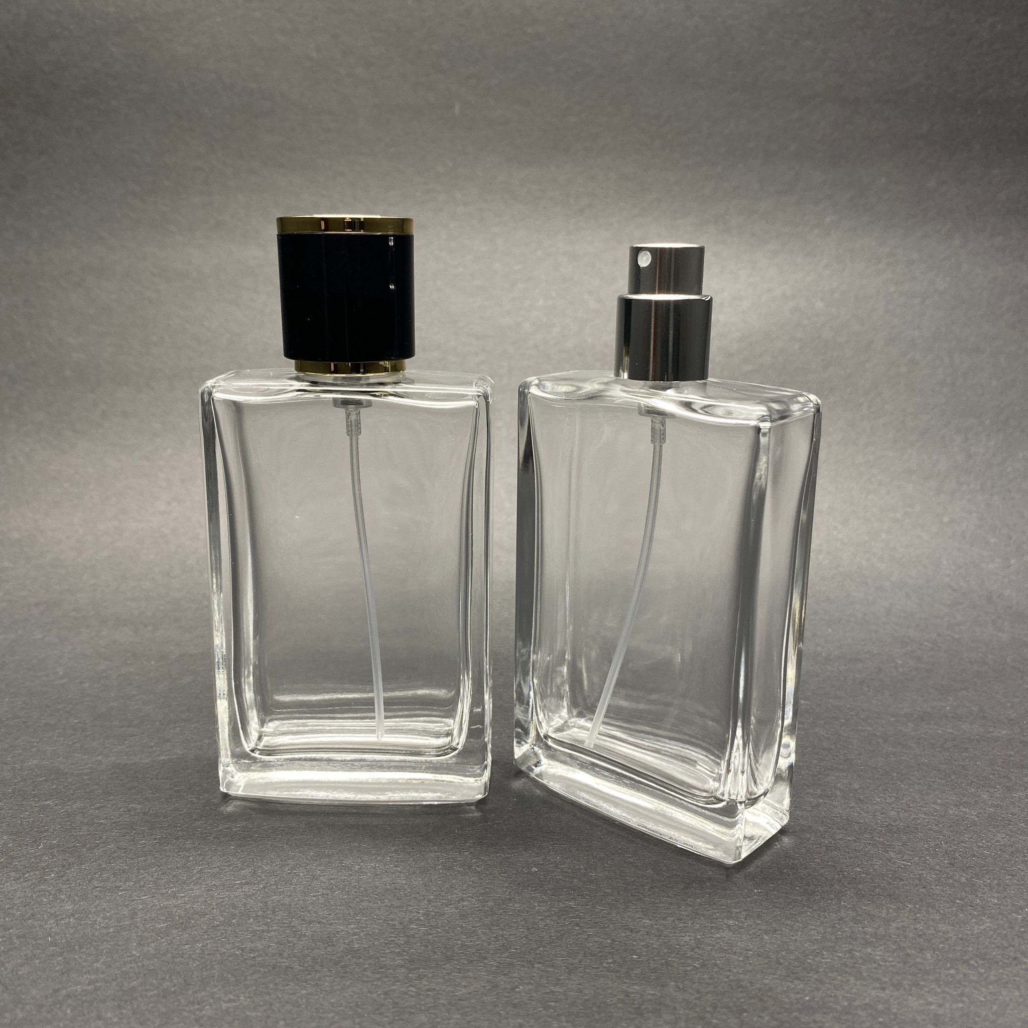 50 ML ПРАВОЪГЪЛНА БУТИЛКА ЗА ПАРФЮМ SOSSA - СРЕБРИСТ МЕТАЛЕН СПРЕЙ + ЗЛАТНО ЧЕРНА КАПАЧКА (15 MM УСТИЕ, ЛЕСНО ЗАТВАРЯНЕ С Щракване)