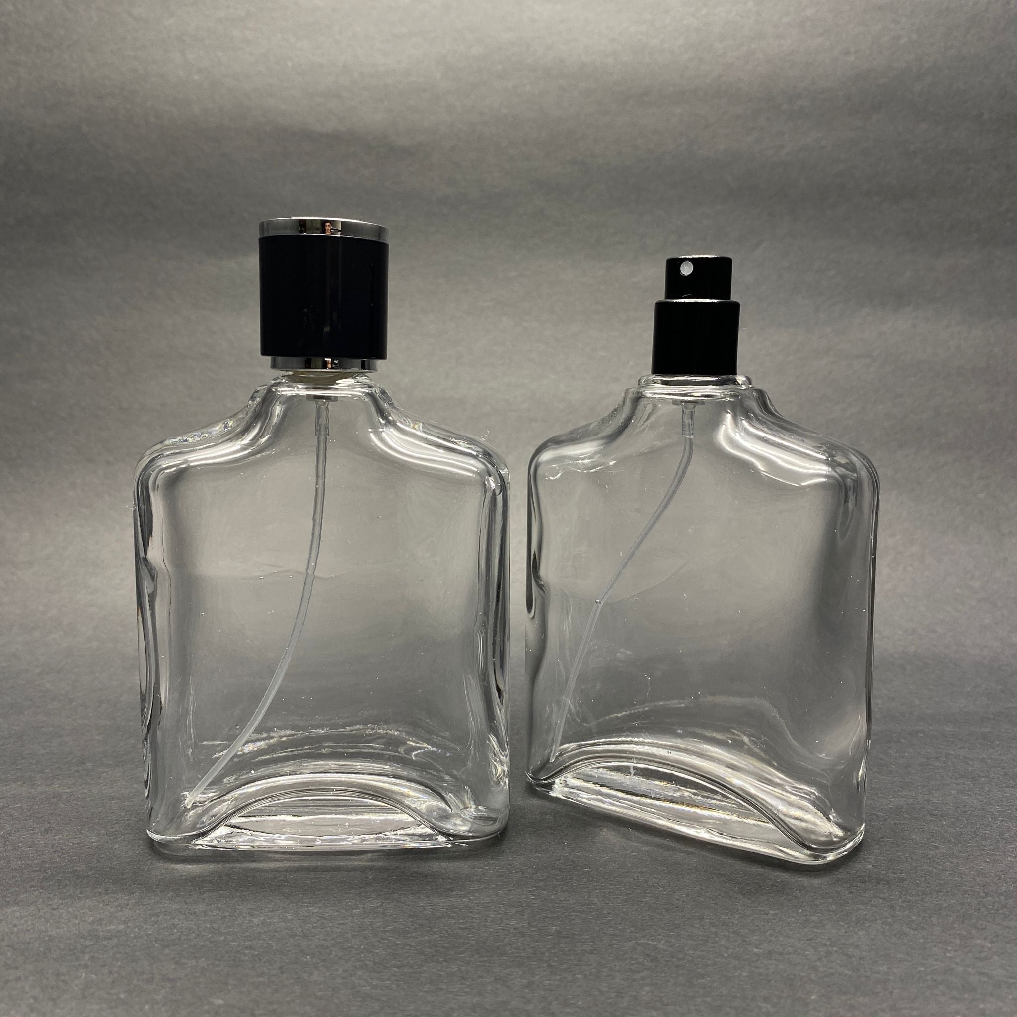 100 ML ПЛОСЪК МОДЕЛ ЗА ПАРФЮМ ZEUS - ЧЕРЕН МЕТАЛЕН СПРЕЙ + СРЕБРИСТНО ЧЕРНА КАПАЧКА (15 ММ УСТИЕ, ЛЕСНО ЗАТВАРЯНЕ) !!МОЖЕ ДА ИМА ДЕФЕКТНА БУТИЛКА, ЦЕНАТА СЕ ПОДДЪРЖА НИСКА!!