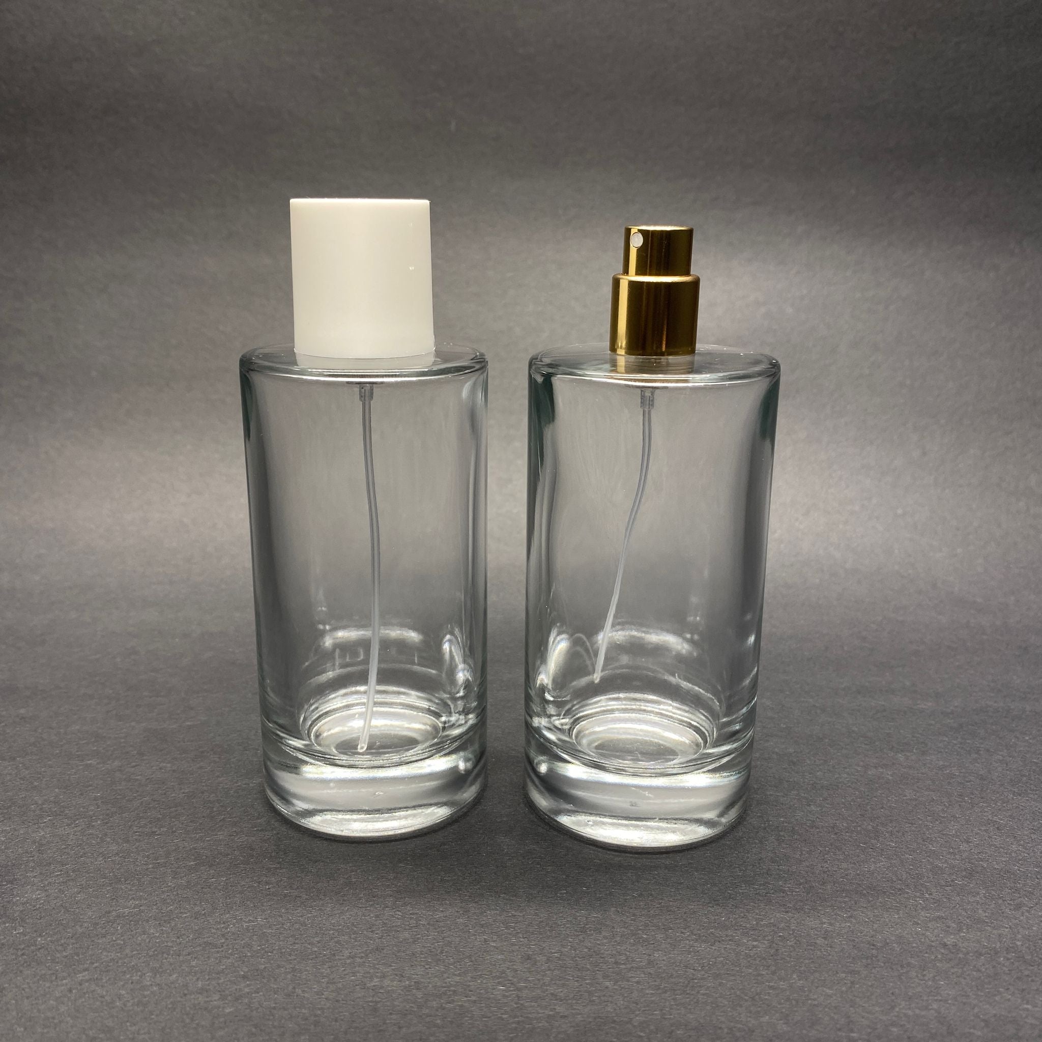 100 ML ЦИЛИНДРИЧЕН МОДЕЛ БУТИЛКА ЗА ПАРФЮМ SAVAGE - ЗЛАТЕН МЕТАЛЕН СПРЕЙ + БЯЛА КАПАЧКА (15 ММ УСТИЕ, ЛЕСНО ЗАТВАРЯНЕ С Щракване)