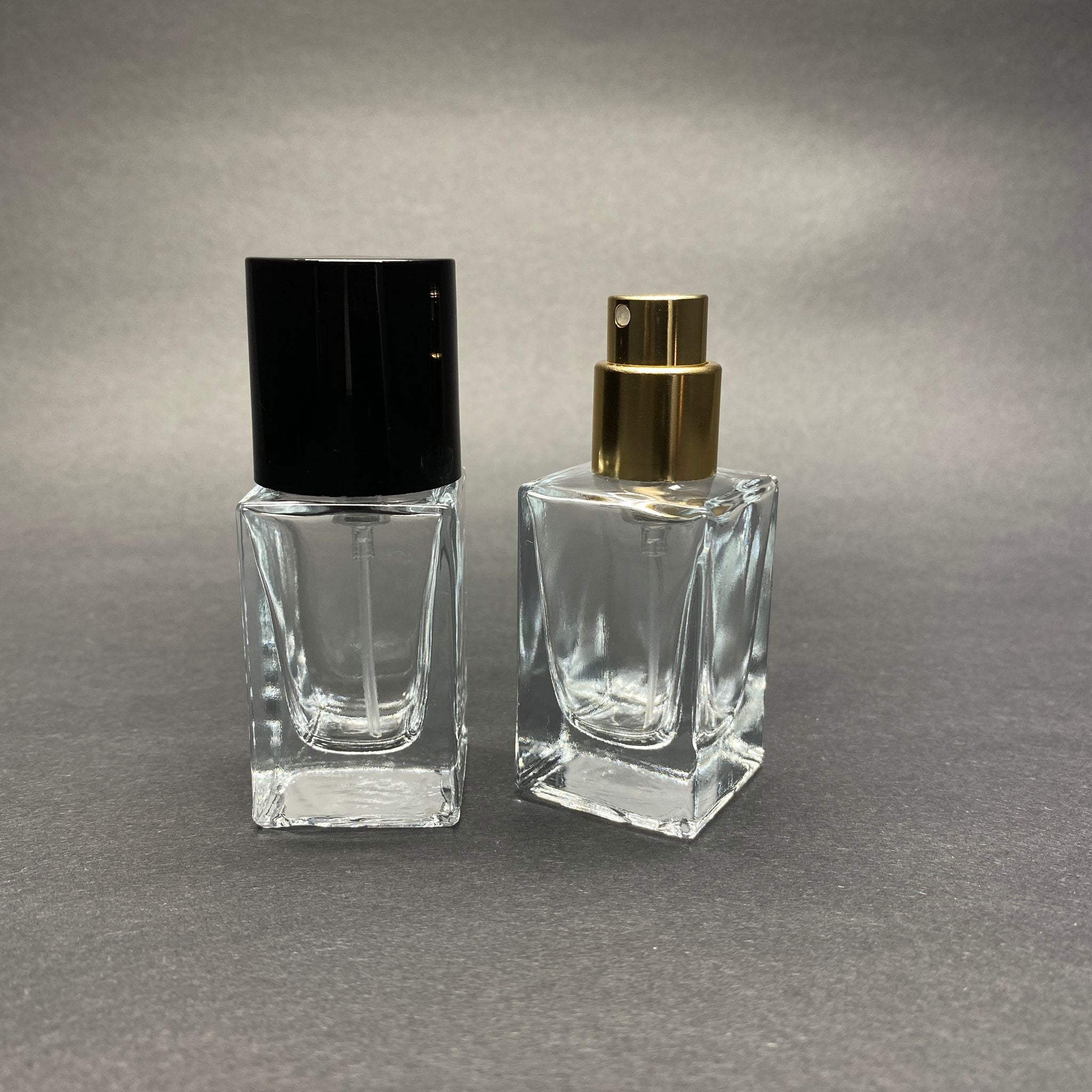 15 ML КВАДРАТЕН МОДЕЛ ЗА ПАРФЮМ BLOOM - ЗЛАТЕН МЕТАЛЕН СПРЕЙ + ЧЕРНА КАПАЧКА (15 MM УСТИЕ, ЛЕСНО ЗАТВАРЯНЕ С Щракване)