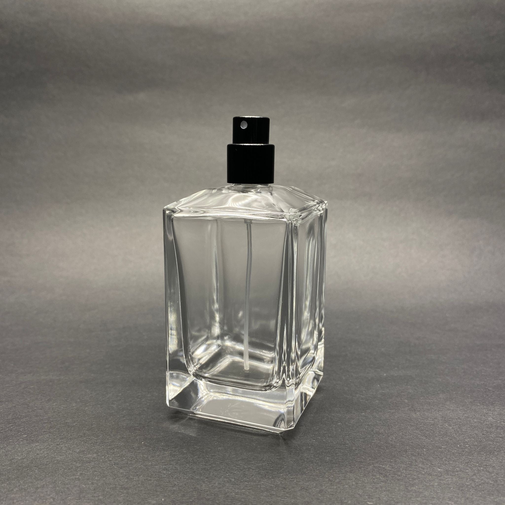 100 ML ЪГЛОВ КОНУСЕН МОДЕЛ ПРИЗМА ЗА ПАРФЮМ - ЧЕРЕН МЕТАЛЕН СПРЕЙ (15 MM УСТИЯ, ЛЕСНО ЗАТВАРЯНЕ С Щракване)