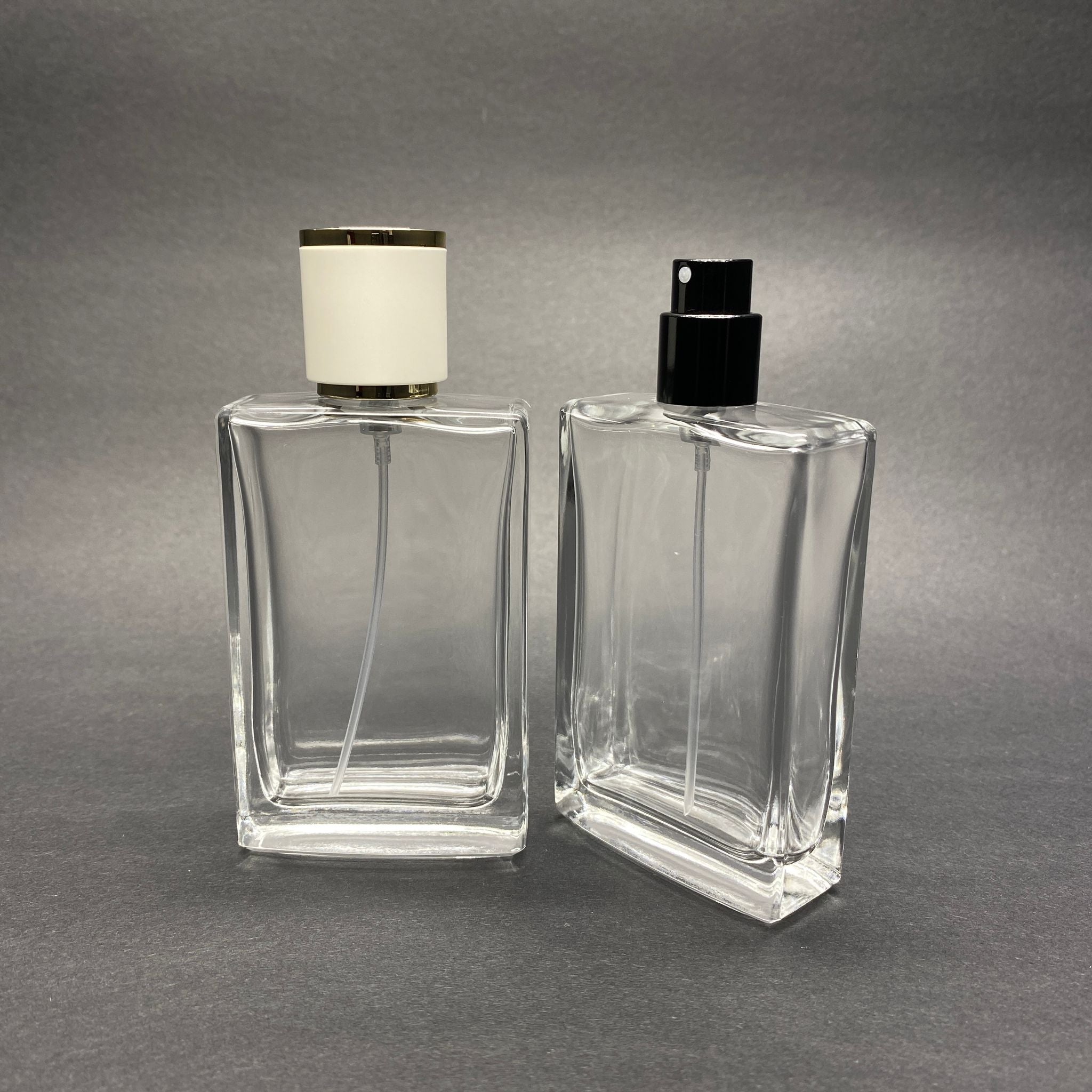50 ML ПРАВОЪГЪЛНА БУТИЛКА ЗА ПАРФЮМ SOSSA - ЧЕРЕН МЕТАЛЕН СПРЕЙ + ЗЛАТНО БЯЛА КАПАЧКА (15 MM УСТИЕ, ЛЕСНО ЗАТВАРЯНЕ С Щракване)