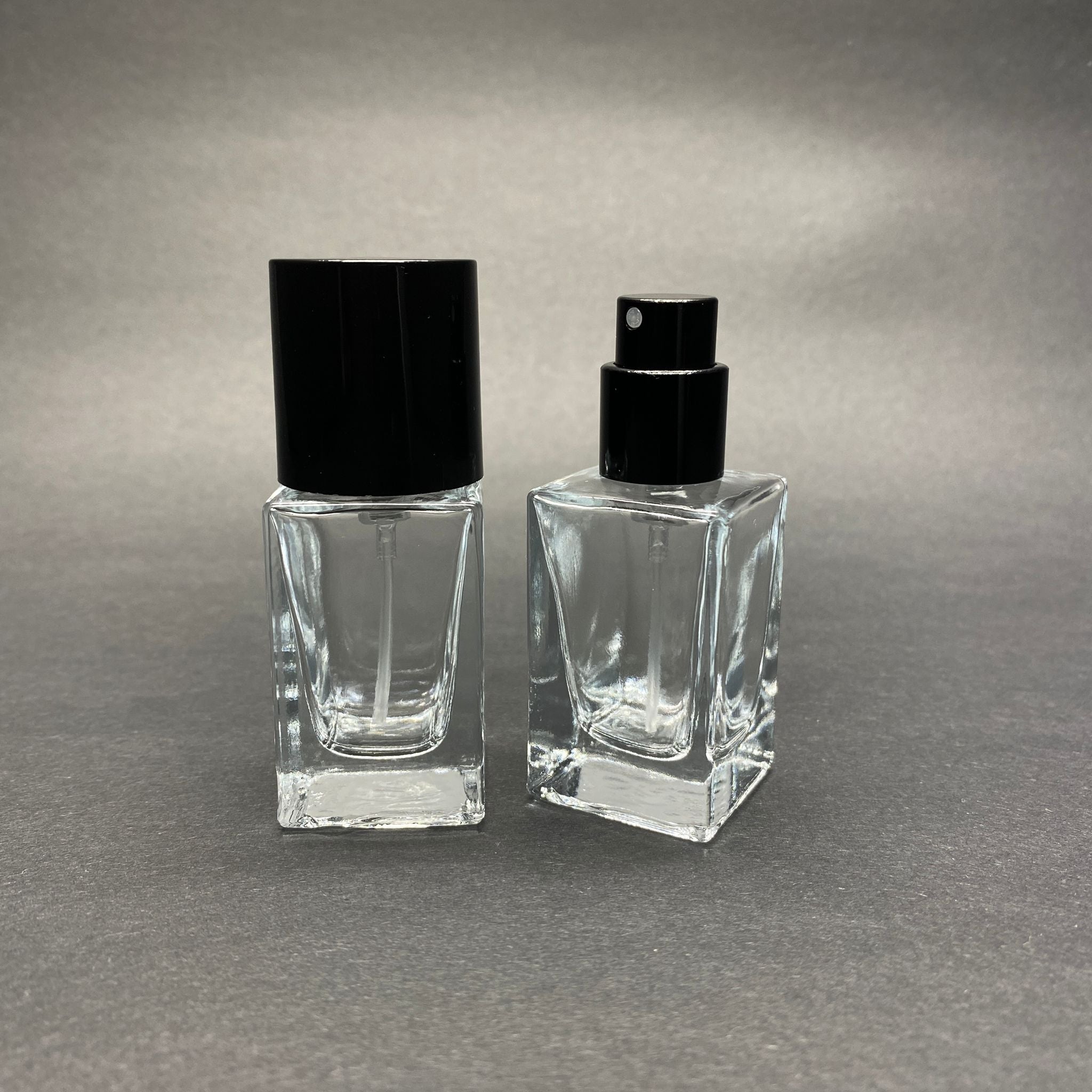 15 ML КВАДРАТЕН МОДЕЛ ФЛАКОН ЗА ПАРФЮМ BLOOM - ЧЕРЕН МЕТАЛЕН СПРЕЙ + ЧЕРНА КАПАЧКА (15 MM УСТИЕ, ЛЕСНО ЗАТВАРЯНЕ С Щракване)