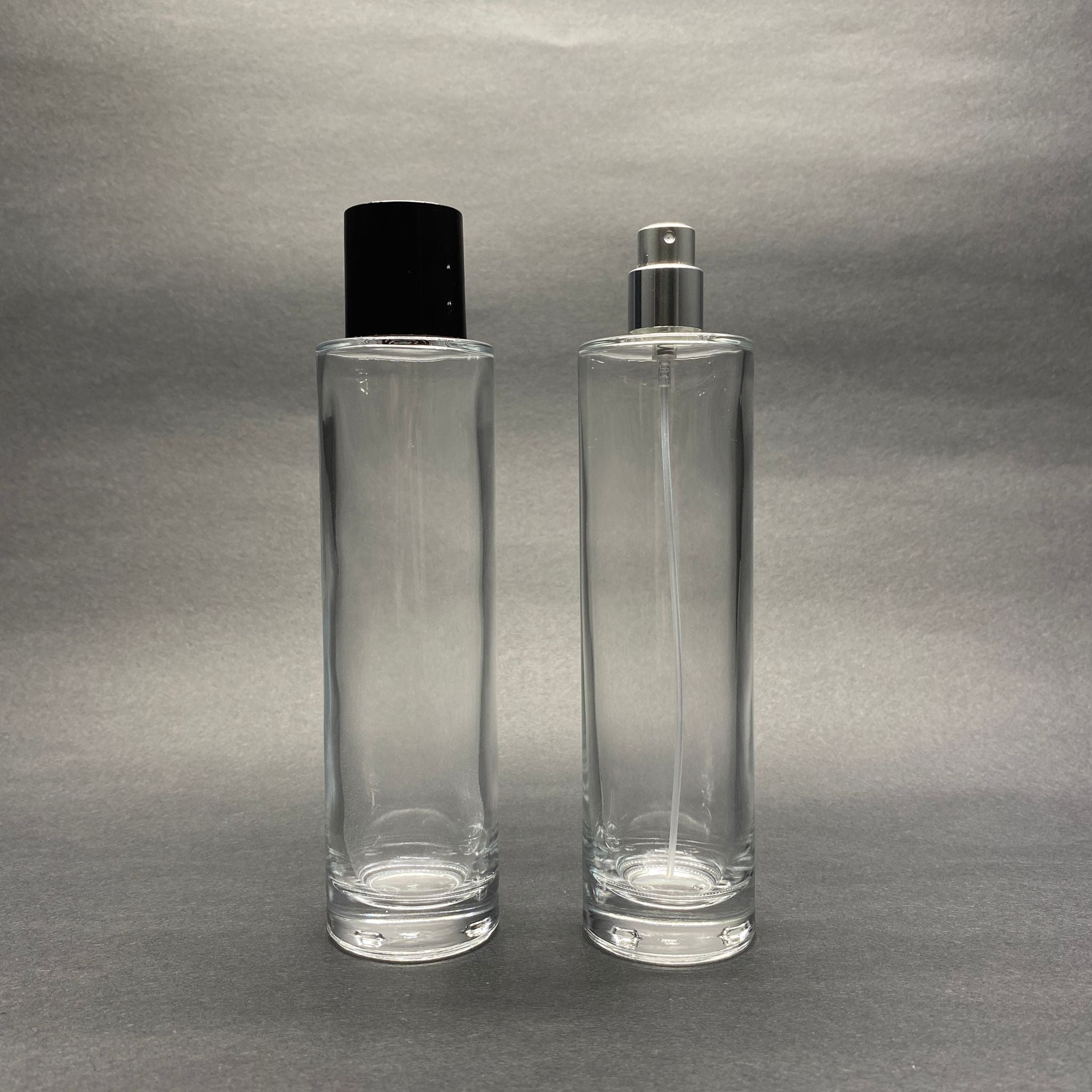 100 ML ЦИЛИНДРИЧЕН МОДЕЛ ДЪЛЪГ ОБЕЛЕЕН ФЛАКОН ЗА ПАРФЮМ - СРЕБРИСТ МЕТАЛЕН СПРЕЙ + ЧЕРНА КАПАЧКА (15 ММ УСТИЕ, ЛЕСНО ЗАТВАРЯНЕ С Щракване)