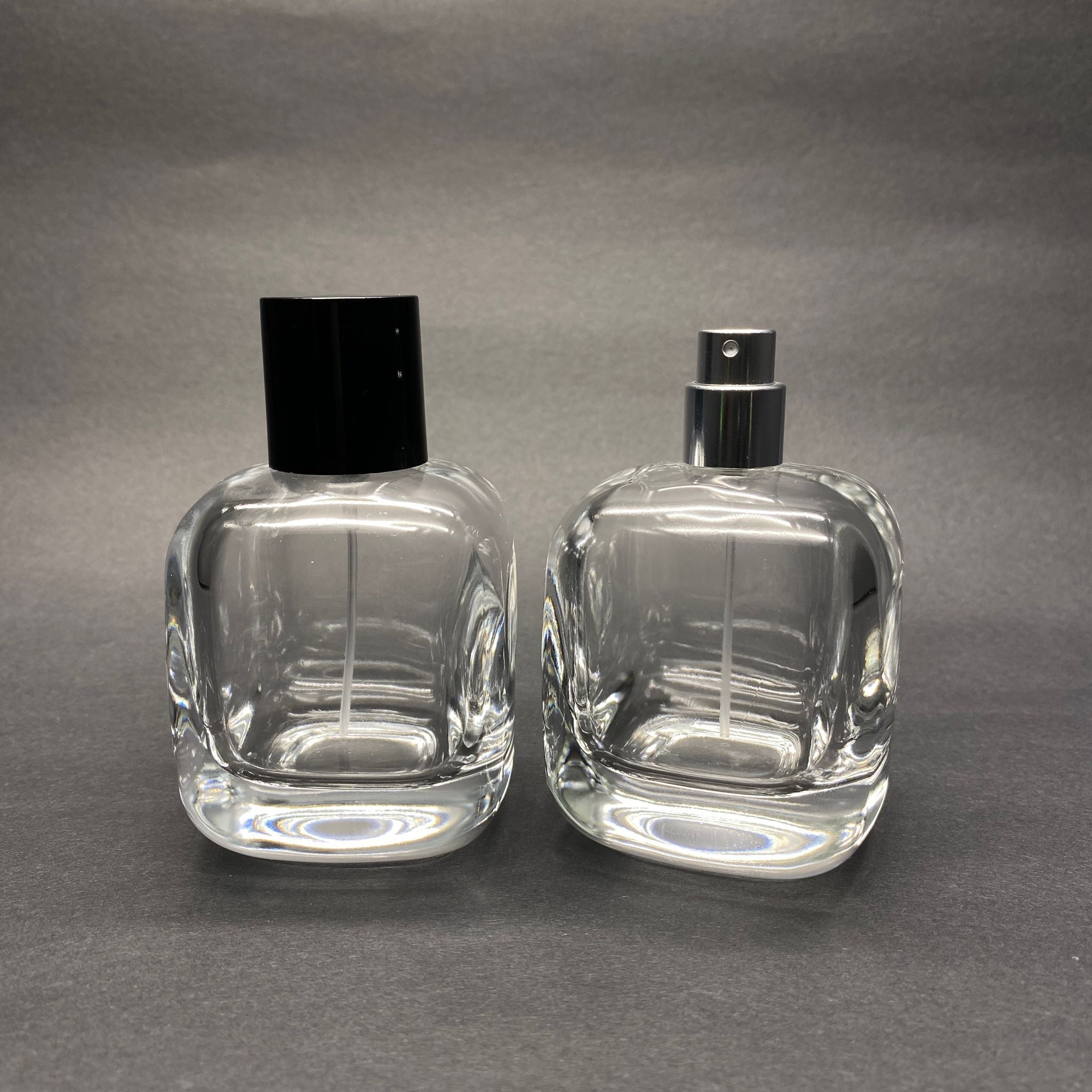 100 ML ОВАЛЕН КВАДРАТЕН МОДЕЛ СЪРЦЕВО ФЛАКОНО ЗА ПАРФЮМ - СРЕБРИСТ МЕТАЛЕН СПРЕЙ + ЧЕРНА КАПАЧКА (15 ММ УСТИЯ, ЛЕСНО ЗАТВАРЯНЕ С Щракване)