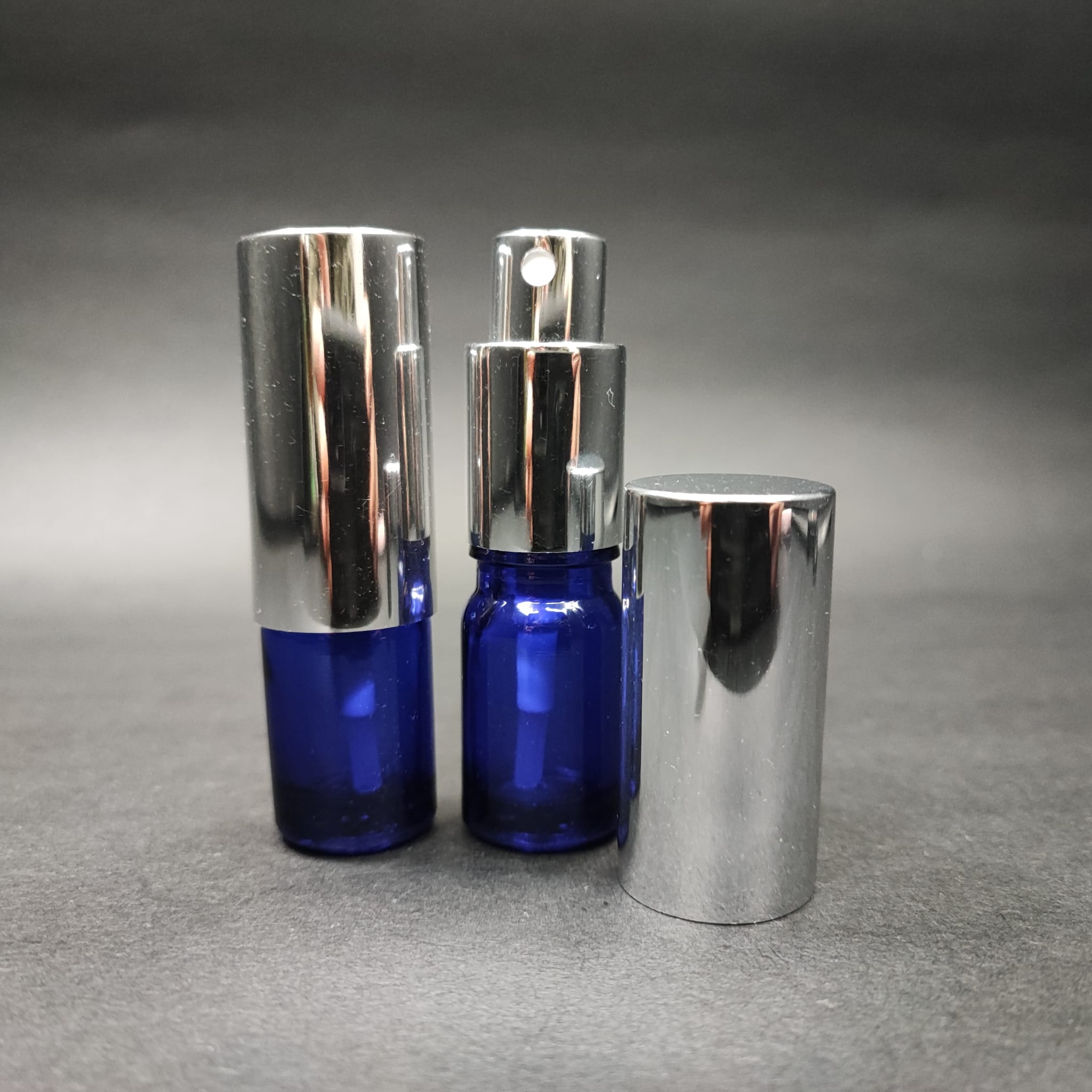 5 ML ЛУКСОЗНИ БУТИЛКИ ЗА ПАРФЮМ С ВИНТОВА ВЕНТИЛА - 5 CC СИНЯ СТЪКЛЕНА БУТИЛКА - КОМПЛЕКТ СЪС СРЕБРИСТА МЕТАЛНА КАПАЧКА ЗА СПРЕЙ.