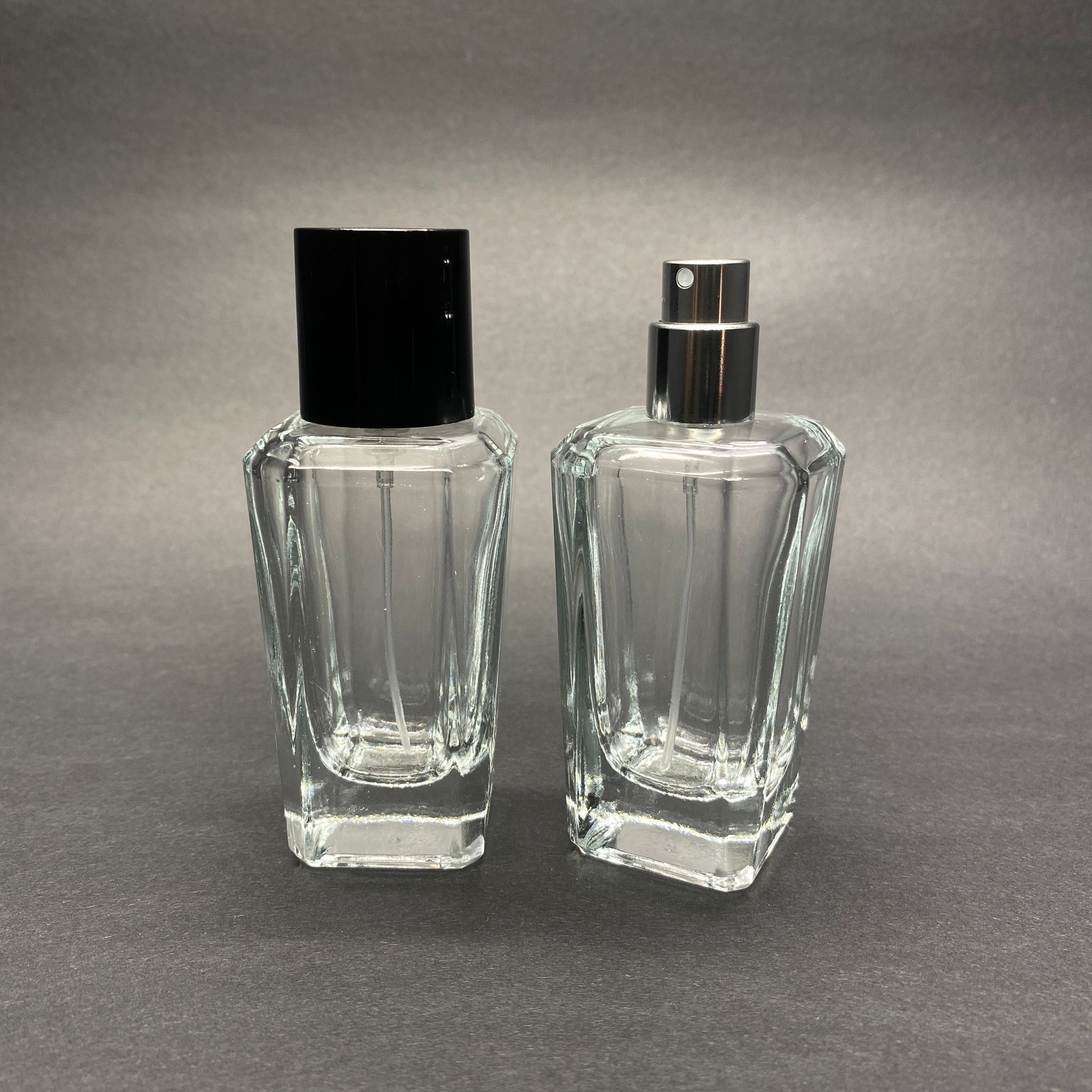 50 ML КВАДРАТЕН МОДЕЛ ЗА ПАРФЮМ MIRA - СРЕБРИСТ МЕТАЛЕН СПРЕЙ + ЧЕРНА КАПАЧКА (15 MM УСТИЕ, ЛЕСНО ЗАТВАРЯНЕ С Щракване)