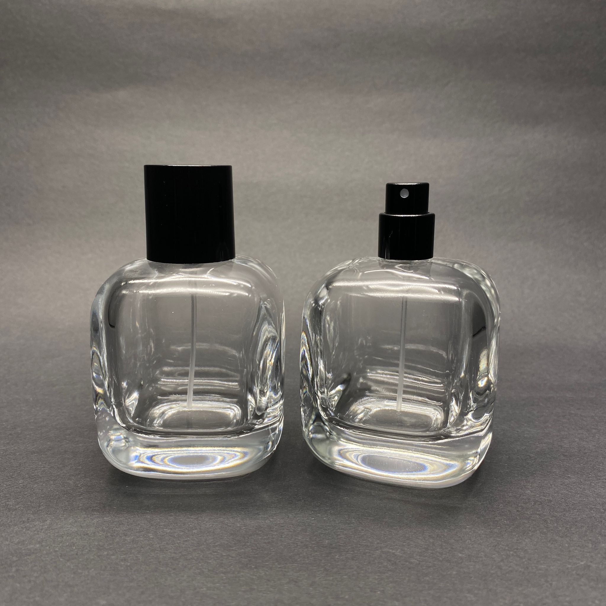100 ML ОВАЛЕН КВАДРАТЕН МОДЕЛ СЪРЦЕВО ФЛАКОНО ЗА ПАРФЮМ - ЧЕРЕН МЕТАЛЕН СПРЕЙ + ЧЕРНА КАПАЧКА (15 ММ УСТИЯ, ЛЕСНО ЗАТВАРЯНЕ С Щракване)