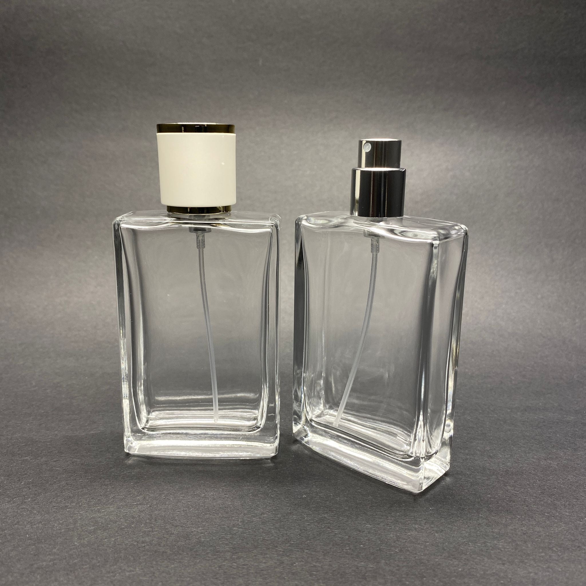 50 ML ПРАВОЪГЪЛНА БУТИЛКА ЗА ПАРФЮМ SOSSA - СРЕБРИСТ МЕТАЛЕН СПРЕЙ + ЗЛАТНО БЯЛА КАПАЧКА (15 MM УСТИЕ, ЛЕСНО ЗАТВАРЯНЕ С Щракване)