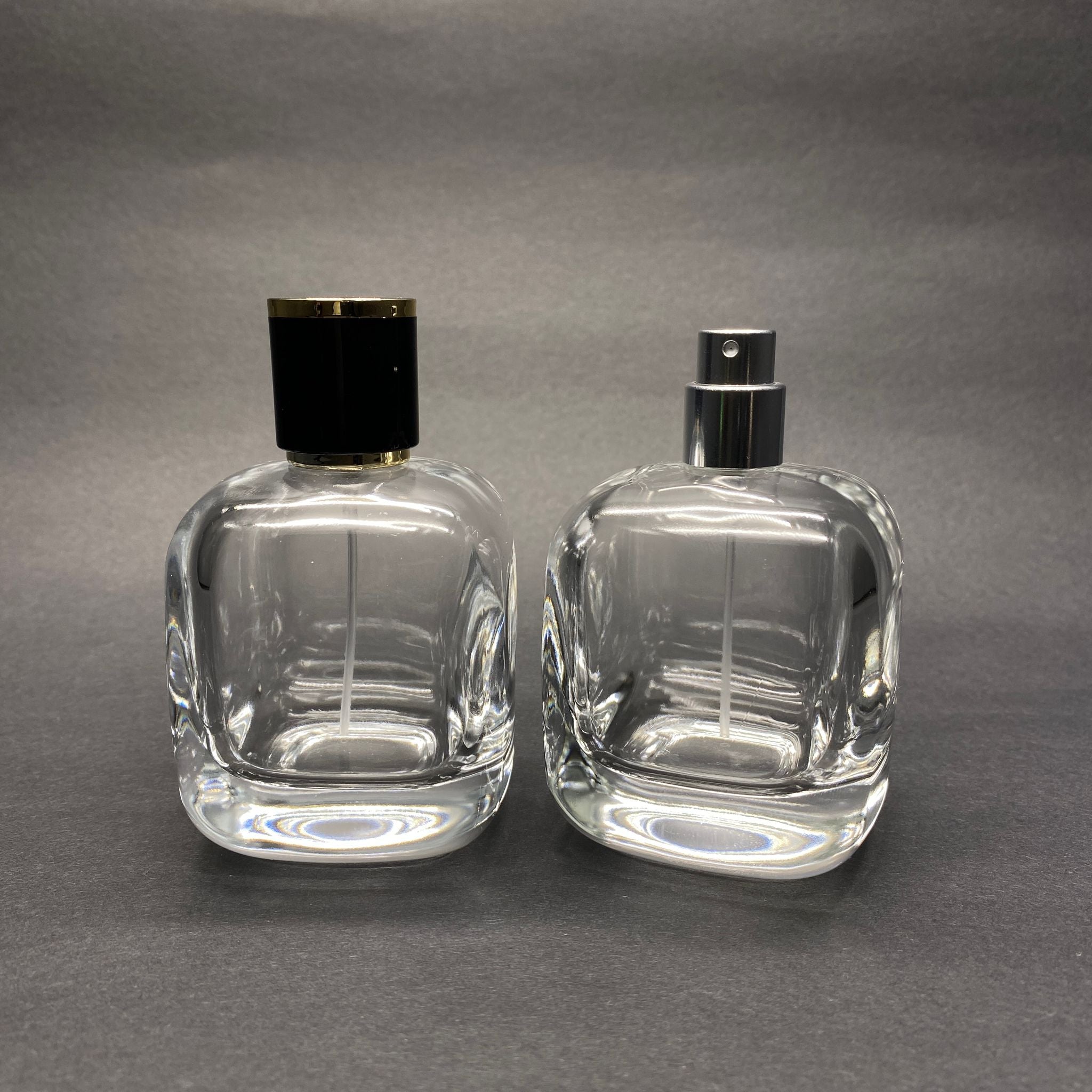 100 ML ОВАЛЕН КВАДРАТЕН МОДЕЛ СЪРЦЕВО ФЛАКОНО ЗА ПАРФЮМ - СРЕБРИСТ МЕТАЛЕН СПРЕЙ + ЗЛАТНО ЧЕРНА КАПАЧКА (15 ММ УСТИЕ, ЛЕСНО ЗАТВАРЯНЕ С Щракване)