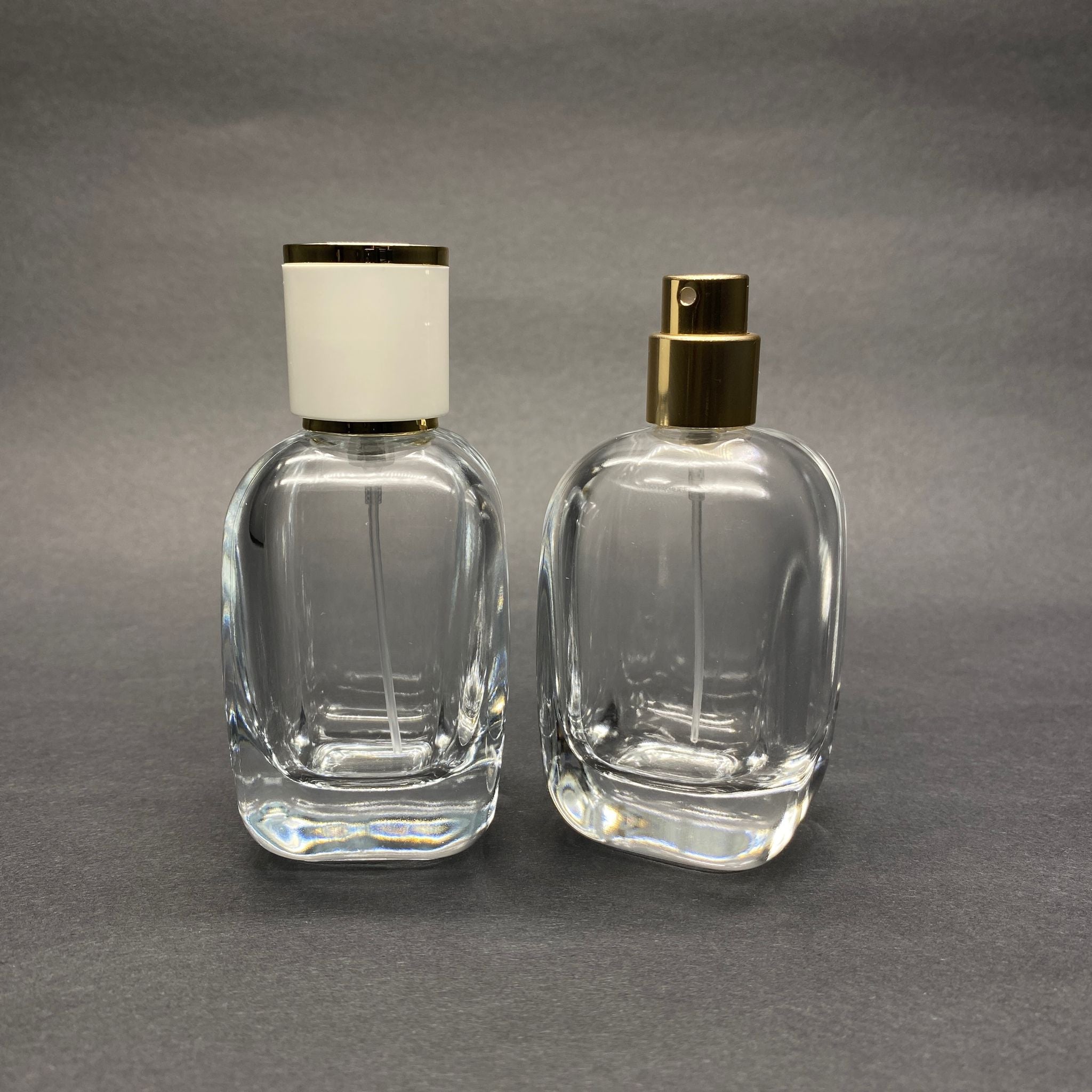 50 ML ОВАЛЕН КВАДРАТЕН МОДЕЛ СЪРЦЕВО ФЛАКОНО ЗА ПАРФЮМ - ЗЛАТЕН МЕТАЛЕН СПРЕЙ + ЗЛАТНО БЯЛА КАПАЧКА (15 ММ УСТИЕ, ЛЕСНО ЗАТВАРЯНЕ С Щракване)