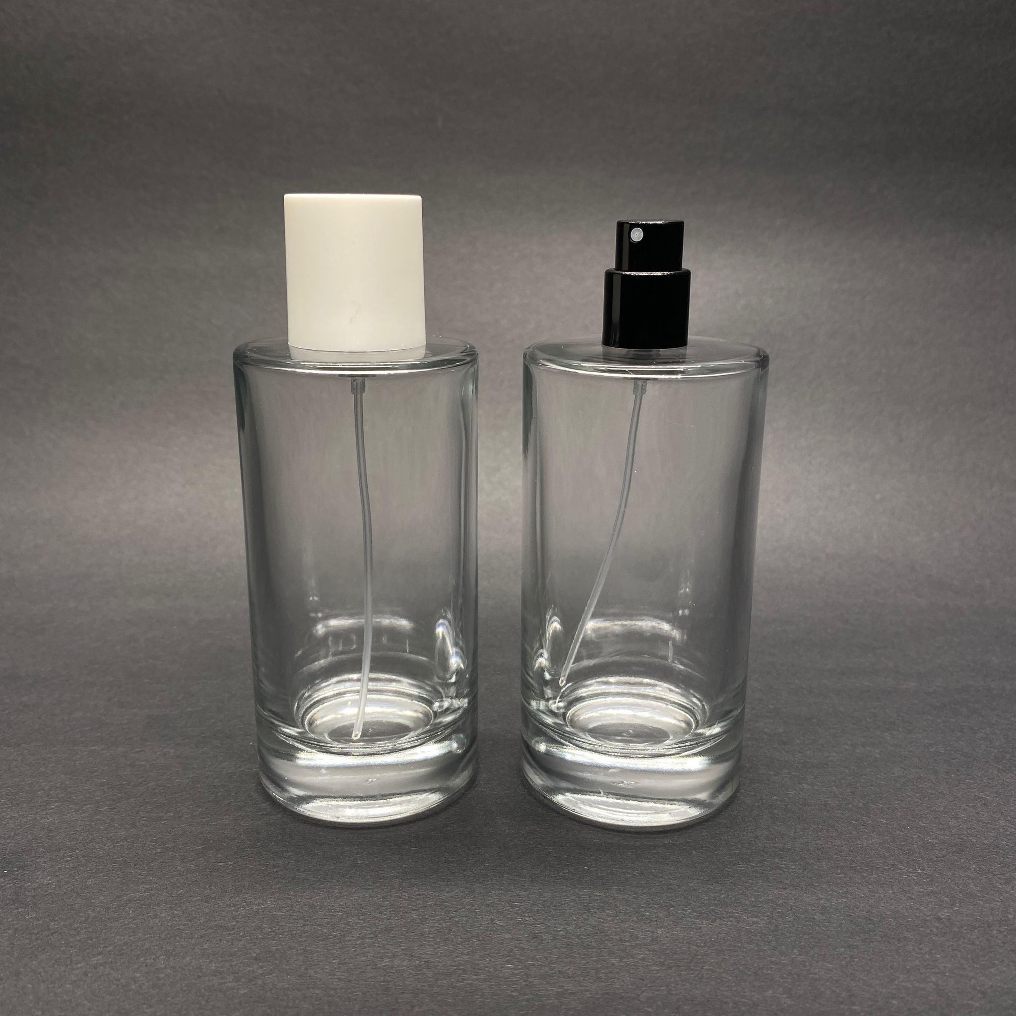 100 ML ЦИЛИНДРИЧЕН МОДЕЛ БУТИЛКА ЗА ПАРФЮМ SAVAGE - ЧЕРЕН МЕТАЛЕН СПРЕЙ + БЯЛА КАПАЧКА (15 ММ УСТИЕ, ЛЕСНО ЗАТВАРЯНЕ С Щракване)