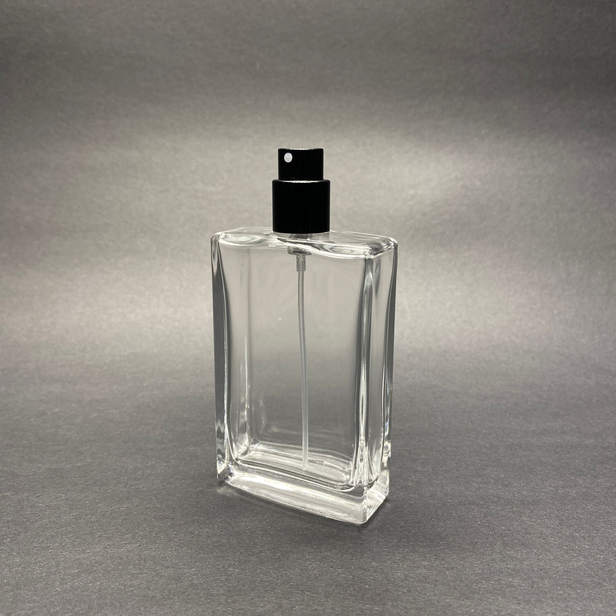 50 ML ПРАВОЪГЪЛНА БУТИЛКА ЗА ПАРФЮМ SOSSA - ЧЕРЕН МЕТАЛЕН СПРЕЙ (15 MM УСТИЯ, ЛЕСНО ЗАТВАРЯНЕ С Щракване)
