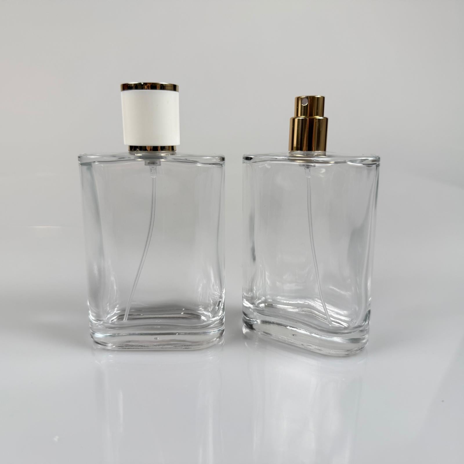 100 ML ПЛОСЪК МОДЕЛ CEO ПАРФЮМНА БУТИЛКА - ЗЛАТЕН МЕТАЛЕН СПРЕЙ + ЗЛАТНО БЯЛА КАПАЧКА (15 ММ УСТИЕ, ЛЕСНО ЗАТВАРЯНЕ С Щракване)