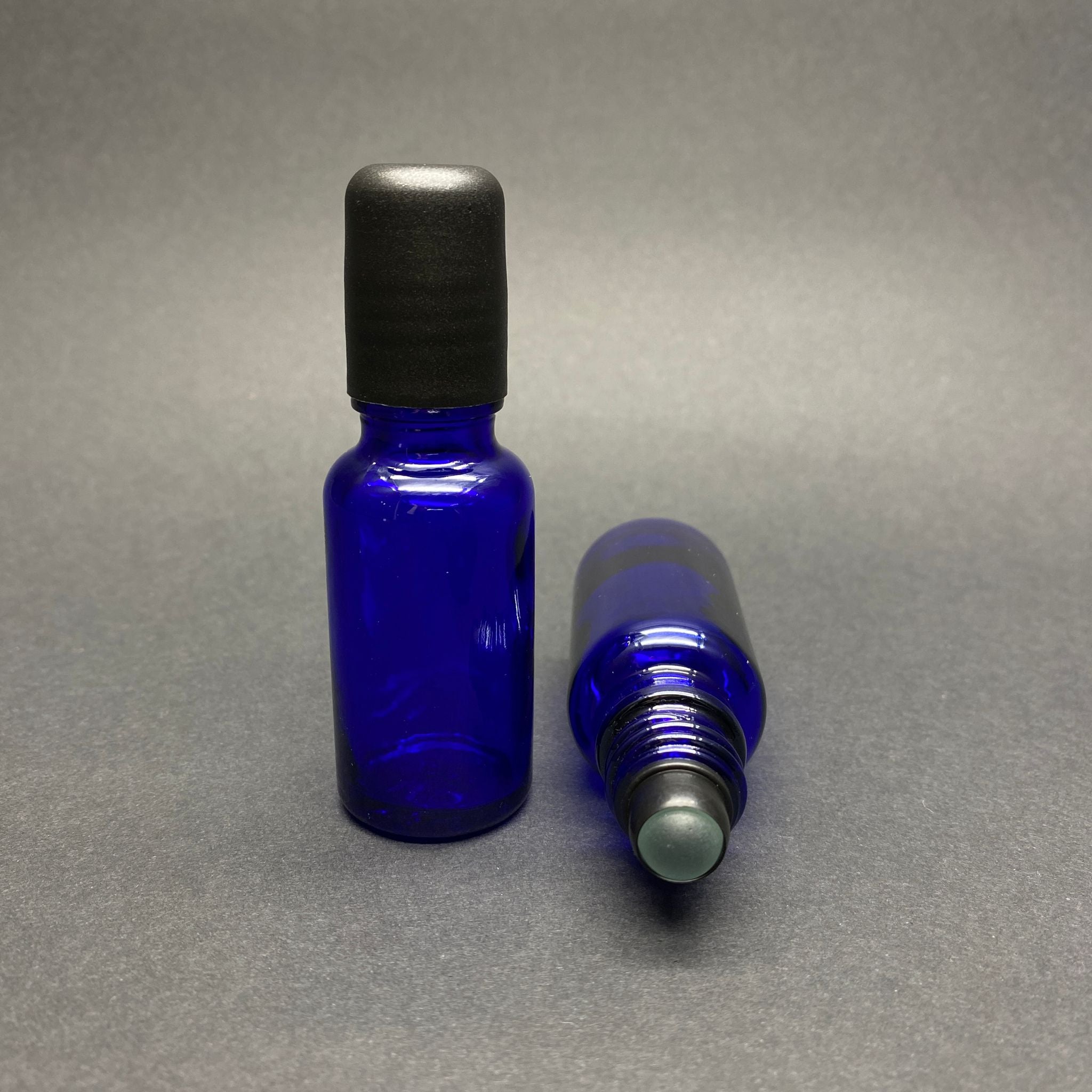 20 CC СИНЯ СТЪКЛЕНА РОЛ-ОН БУТИЛКА - ЧЕРНА КАПАЧКА - 20 ML СТЪКЛЕНА БУТИЛКА С СЪЧМЕН ЛАГЕР - СТЪКЛЕНА РОЛ-ОН БУТИЛКА - СТЪКЛЕНА БУТИЛКА С ЕСЕНЦИЯ