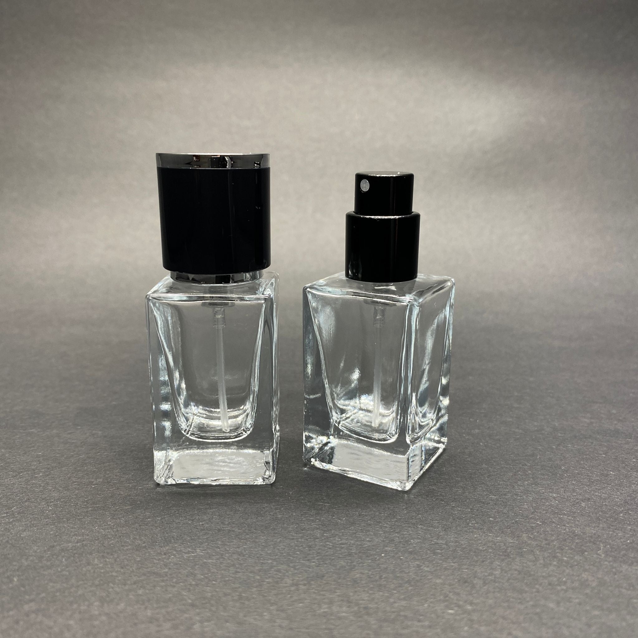 15 ML КВАДРАТЕН МОДЕЛ ЗА ПАРФЮМ BLOOM - ЧЕРЕН МЕТАЛЕН СПРЕЙ + СРЕБРИСТНО ЧЕРНА КАПАЧКА (15 MM УСТИЕ, ЛЕСНО ЗАТВАРЯНЕ С Щракване)